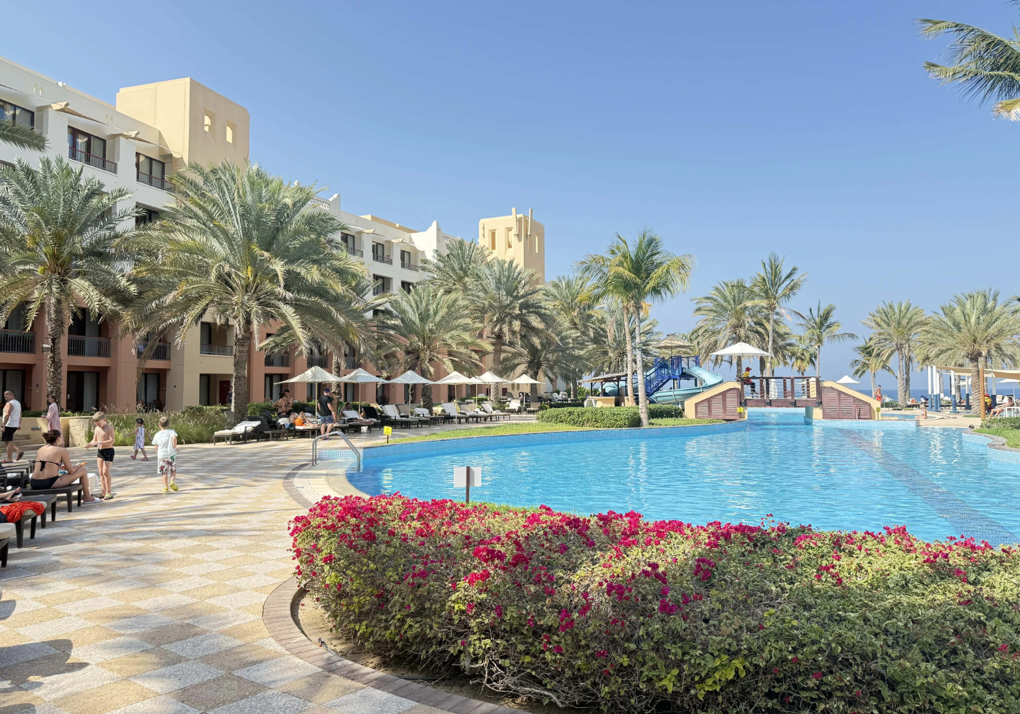 Du khách Việt mắc kẹt ở Oman: 'Tâm trạng thay đổi như chứng khoán'- Ảnh 3. Du khách Việt mắc kẹt ở Oman: 'Tâm trạng thay đổi như chứng khoán'- Ảnh 3.