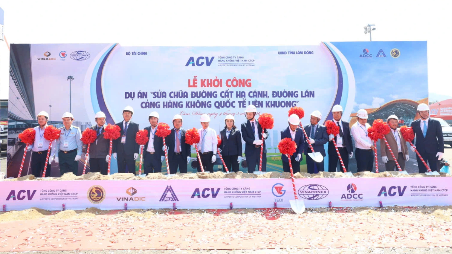 Khởi công sửa chữa đường cất hạ cánh, đường lăn sân bay Liên Khương - Ảnh 1.