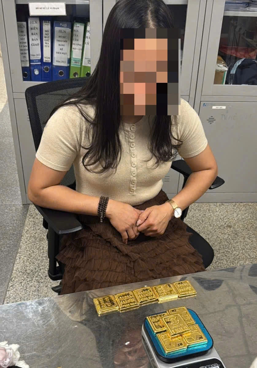 12 , 3 Kg vàng miếng giấu trong quần áo lót nhập cảnh vào Việt Nam - Ảnh 1. 12 , 3 Kg vàng miếng giấu trong quần áo lót nhập cảnh vào Việt Nam - Ảnh 1.