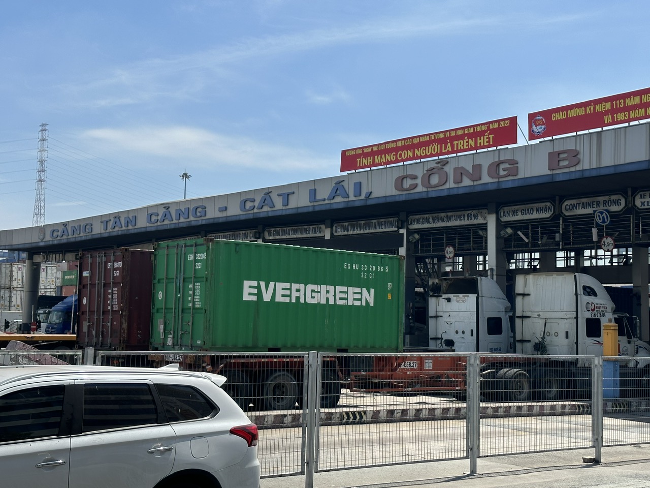 Giá dầu tăng chưa ráo mực, cước xe đầu kéo container báo tăng mạnh- Ảnh 1.