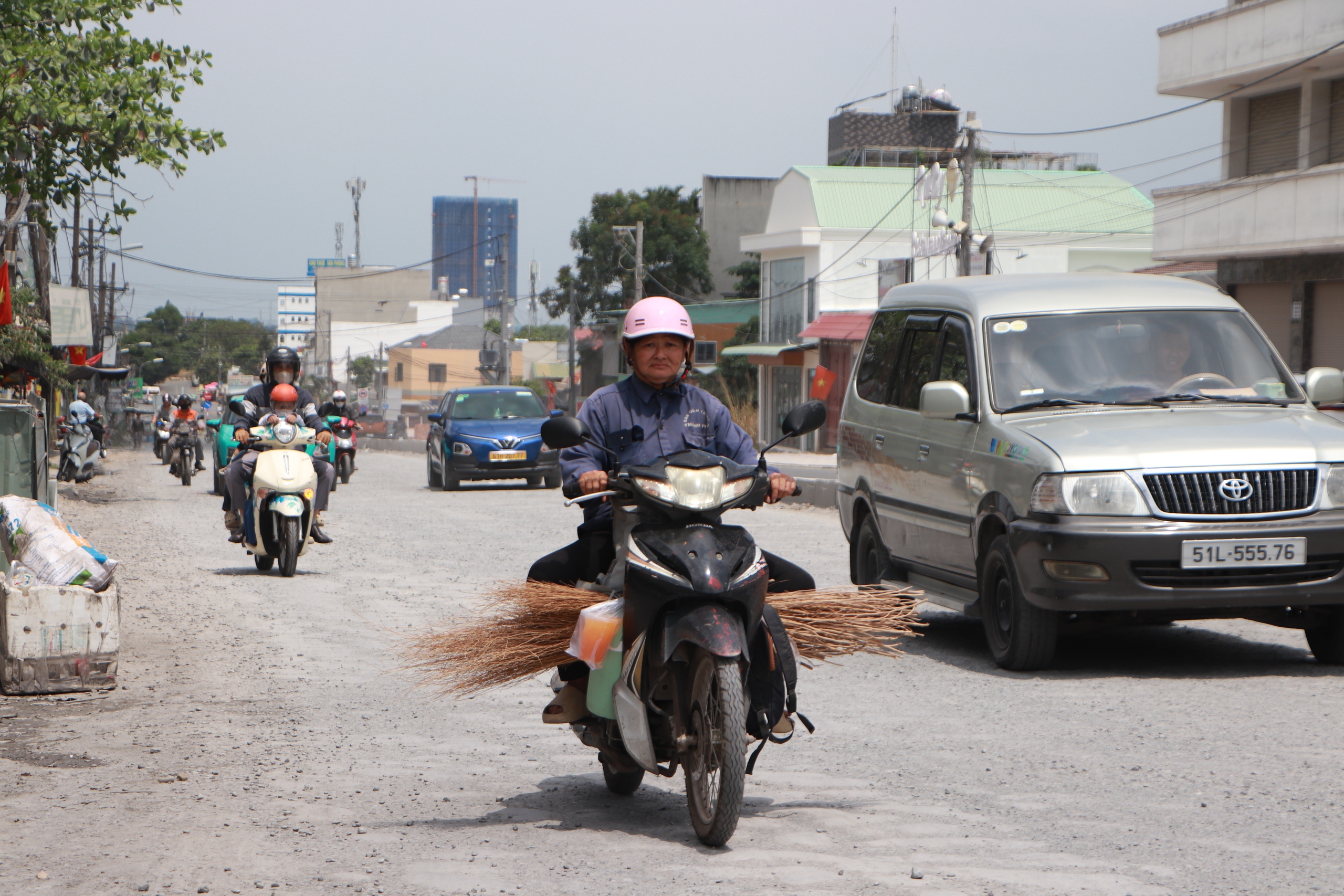 Hơn 10 năm thi c&ocirc;ng đường Ho&agrave;ng Hữu Nam: người d&acirc;n vẫn m&ograve;n mỏi chờ ho&agrave;n thiện - Ảnh 1.