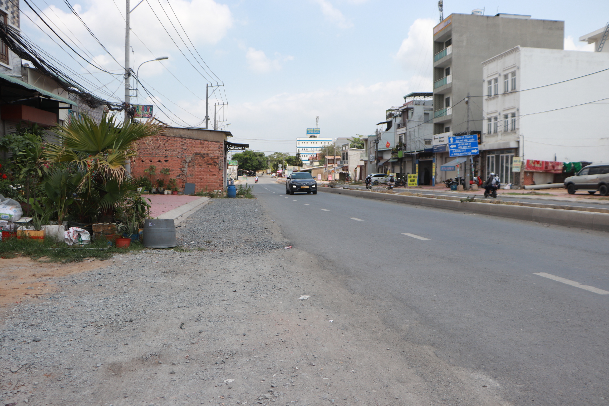 Hơn 10 năm thi c&ocirc;ng đường Ho&agrave;ng Hữu Nam: người d&acirc;n vẫn m&ograve;n mỏi chờ ho&agrave;n thiện - Ảnh 4.