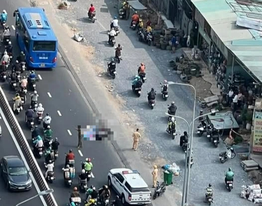 TP.HCM: Va chạm với xe buýt gần cầu Kênh Tẻ, người đàn ông tử vong - Ảnh 1.