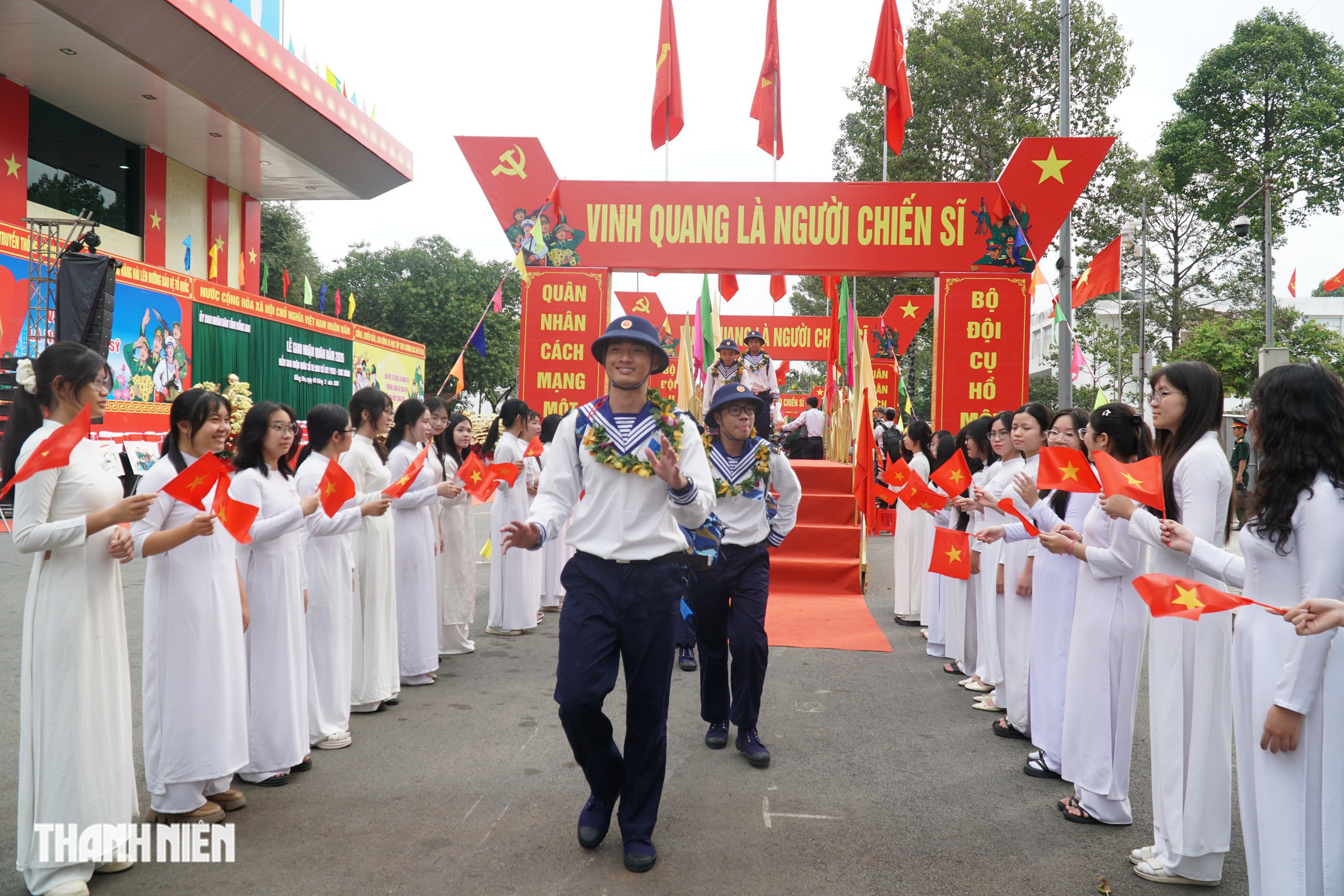 Rộn r&agrave;ng kh&ocirc;ng kh&iacute; tiễn t&acirc;n b&igrave;nh l&ecirc;n đường nhập ngũ - Ảnh 3.