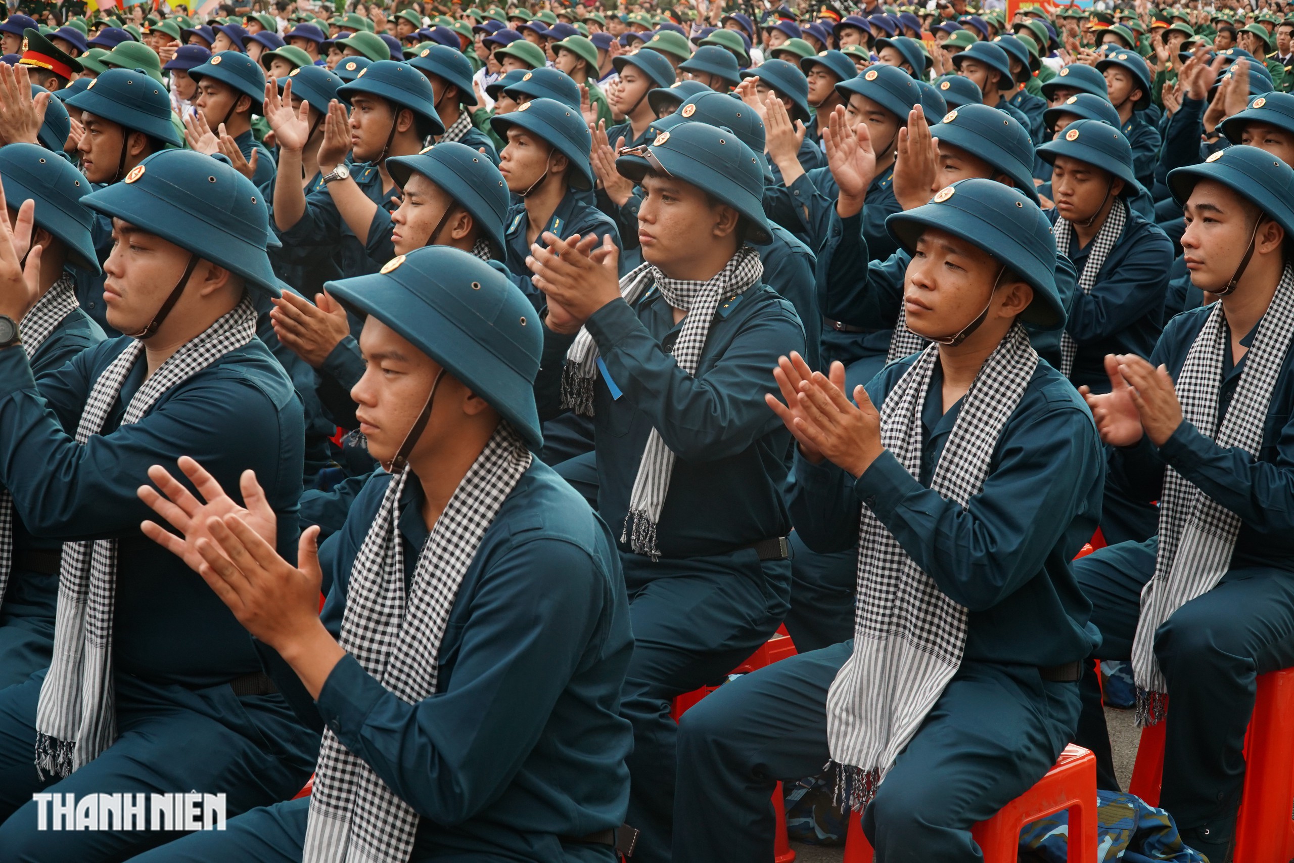 Rộn r&agrave;ng kh&ocirc;ng kh&iacute; tiễn t&acirc;n b&igrave;nh l&ecirc;n đường nhập ngũ - Ảnh 2.