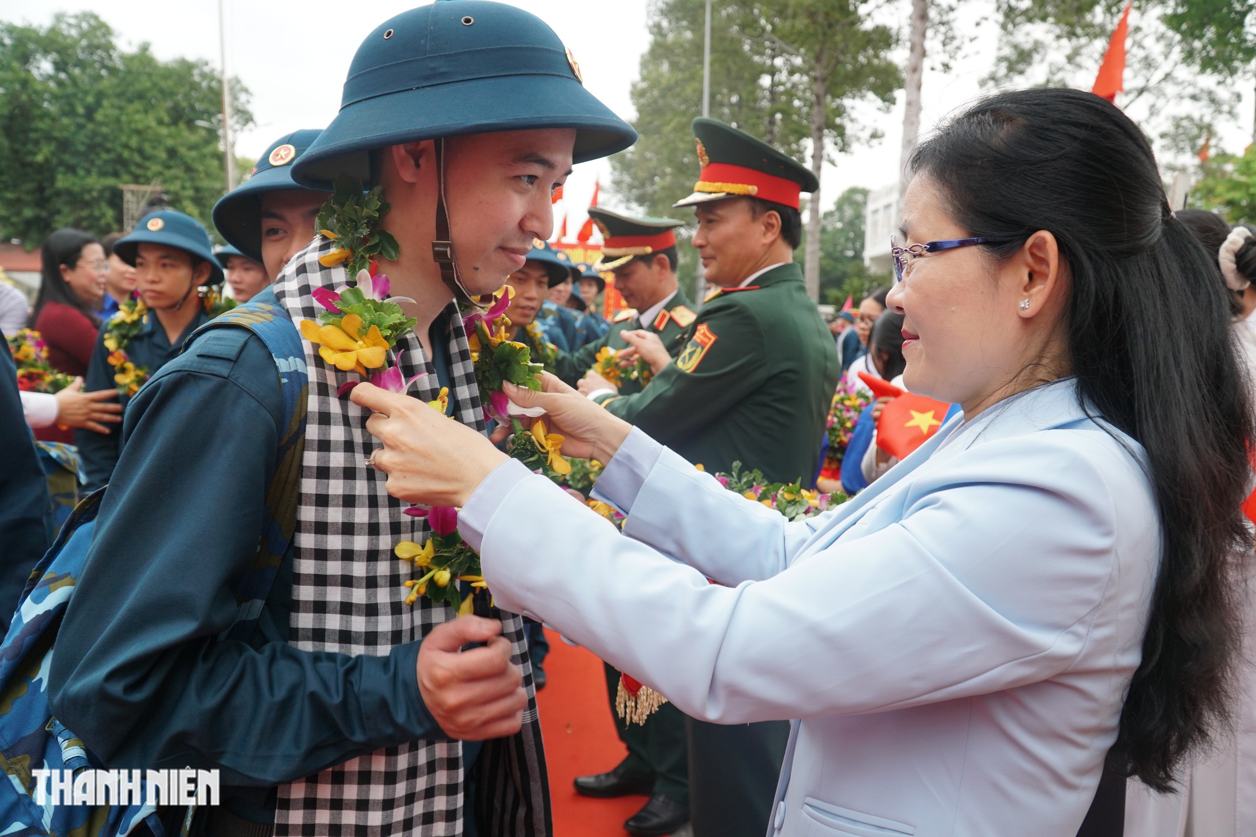 Rộn r&agrave;ng kh&ocirc;ng kh&iacute; tiễn t&acirc;n b&igrave;nh l&ecirc;n đường nhập ngũ - Ảnh 6.