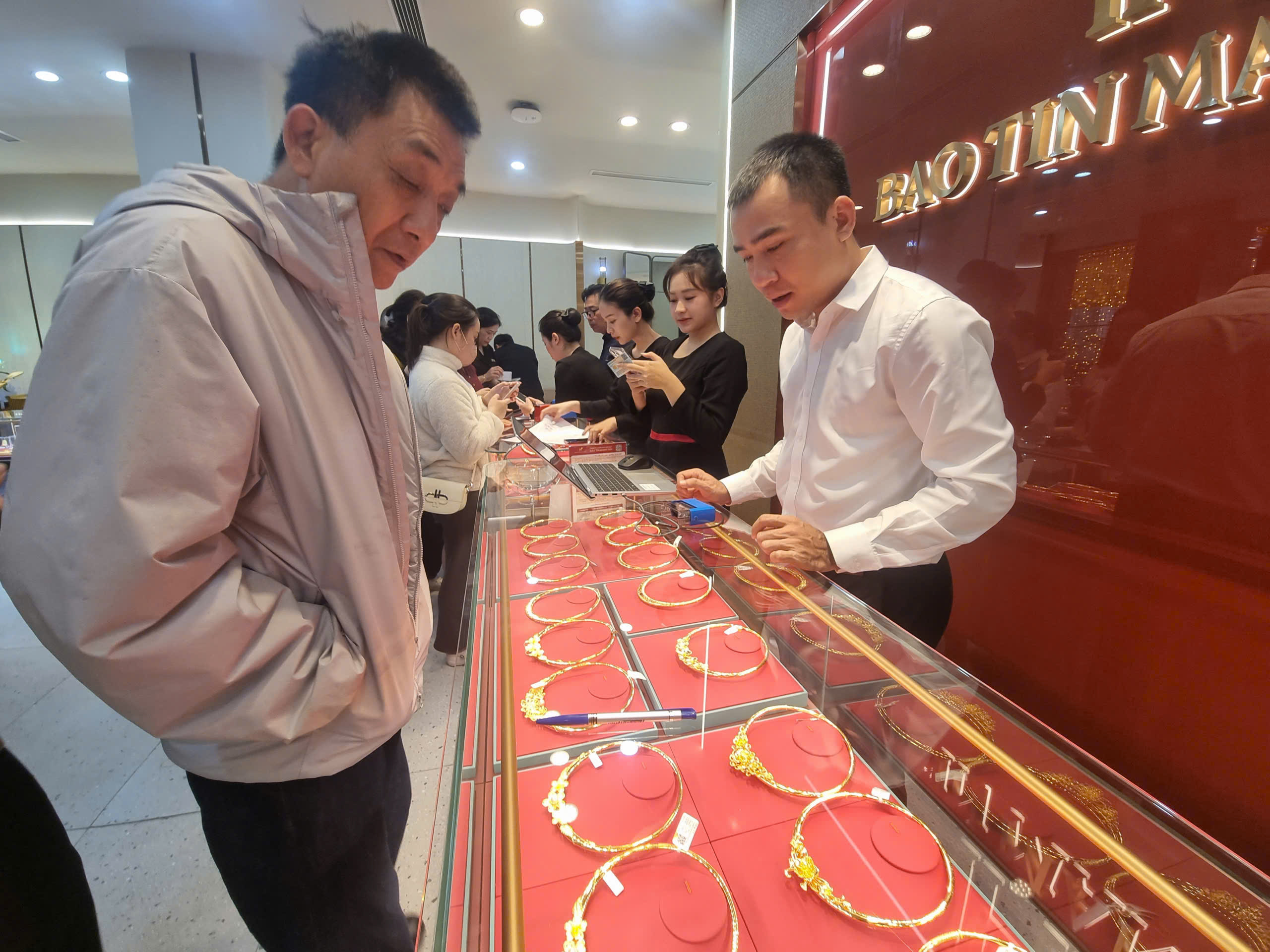 Giá vàng 'thủng' mốc 170 triệu/lượng - Ảnh 1.