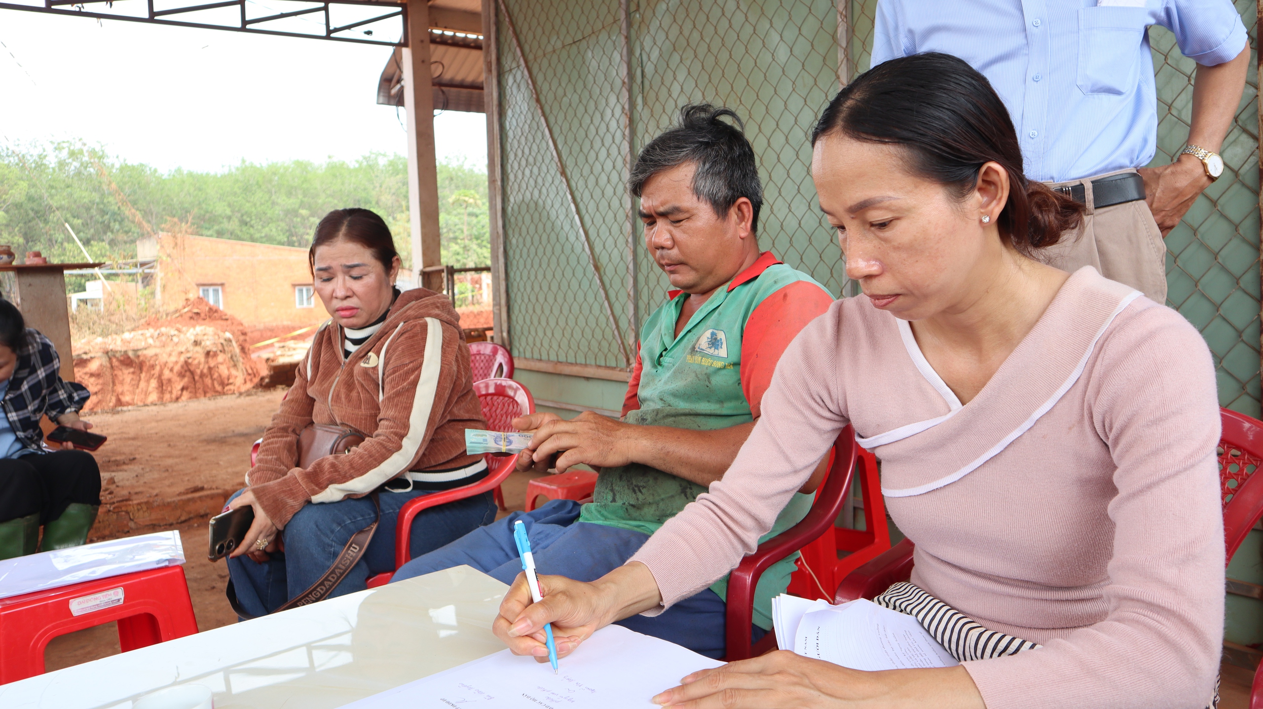 Hạ nền đường ĐT . 753 Làm nhiều nhà dân chênh vênh , 8 hộ được hỗ trợ nơi ở tạm - Ảnh 3.