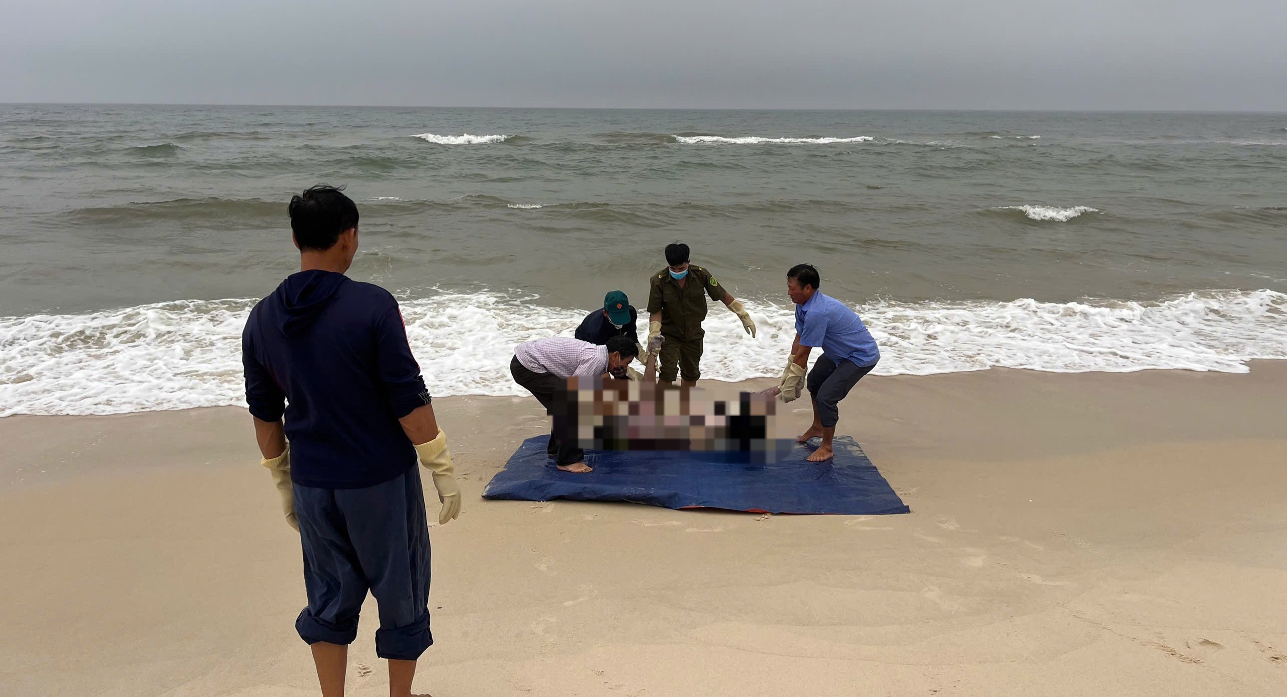 Quảng Trị: Lật tàu cá cách bờ 100 m tại biển Nhật Lệ, 1 người tử vong- Ảnh 2. Quảng Trị: Lật tàu cá cách bờ 100 m tại biển Nhật Lệ, 1 người tử vong- Ảnh 2.