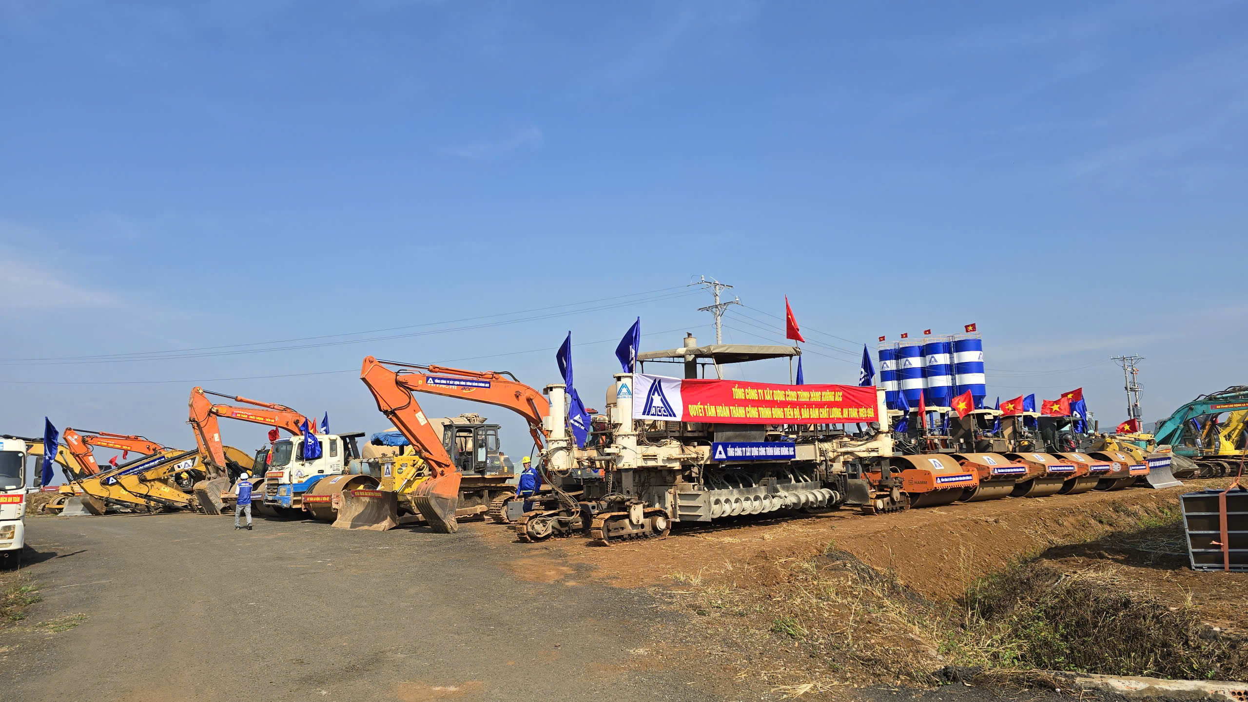 Khởi công sửa chữa đường cất hạ cánh, đường lăn sân bay Liên Khương - Ảnh 2.