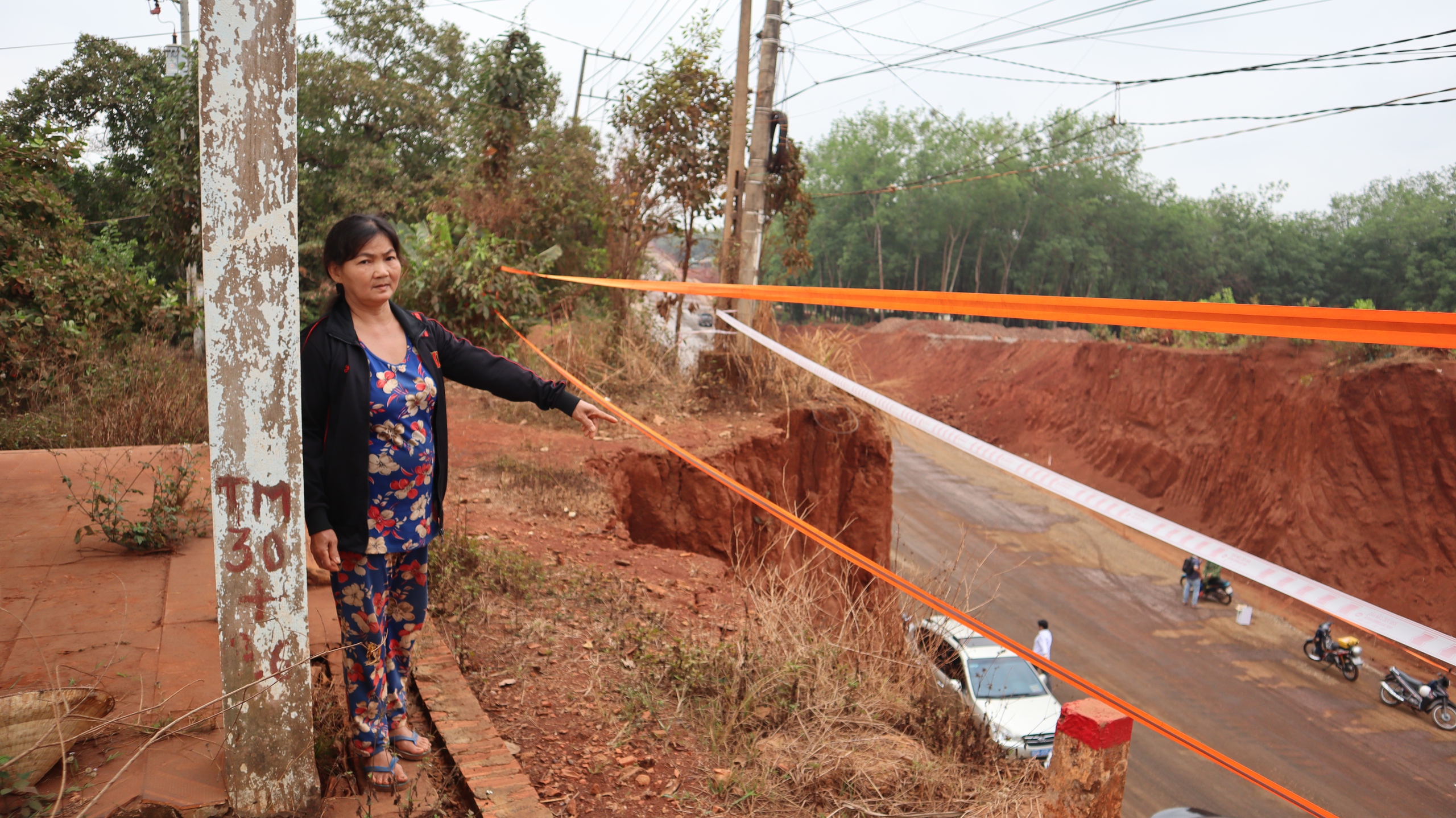 Yêu cầu tạm dừng thi công sau phản ánh của Báo Thanh Niên - Ảnh 2.
