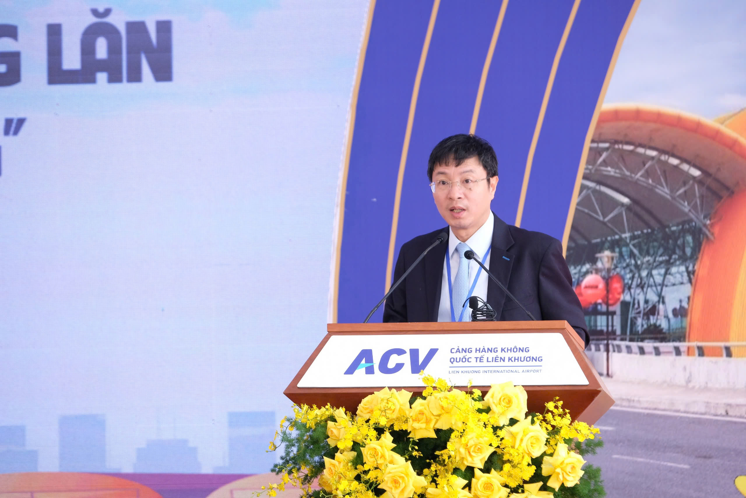 Khởi công sửa chữa đường cất hạ cánh, đường lăn sân bay Liên Khương - Ảnh 4.