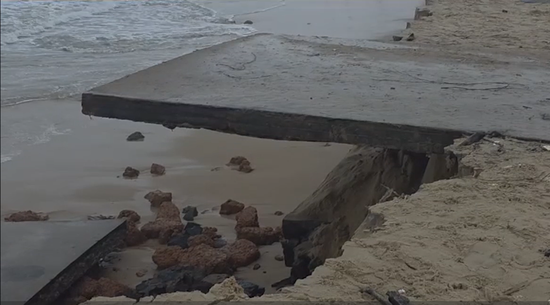 Triều cường dâng cao, bờ biển Mỹ Thủy sạt lở hơn 250 m- Ảnh 2. Triều cường dâng cao, bờ biển Mỹ Thủy sạt lở hơn 250 m- Ảnh 2.