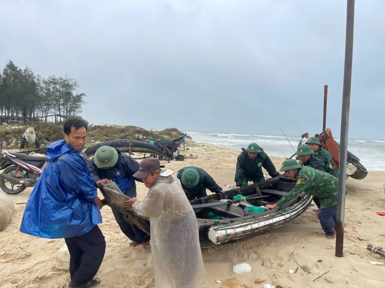 Triều cường dâng cao, bờ biển Mỹ Thủy sạt lở hơn 250 m- Ảnh 3. Triều cường dâng cao, bờ biển Mỹ Thủy sạt lở hơn 250 m- Ảnh 3.