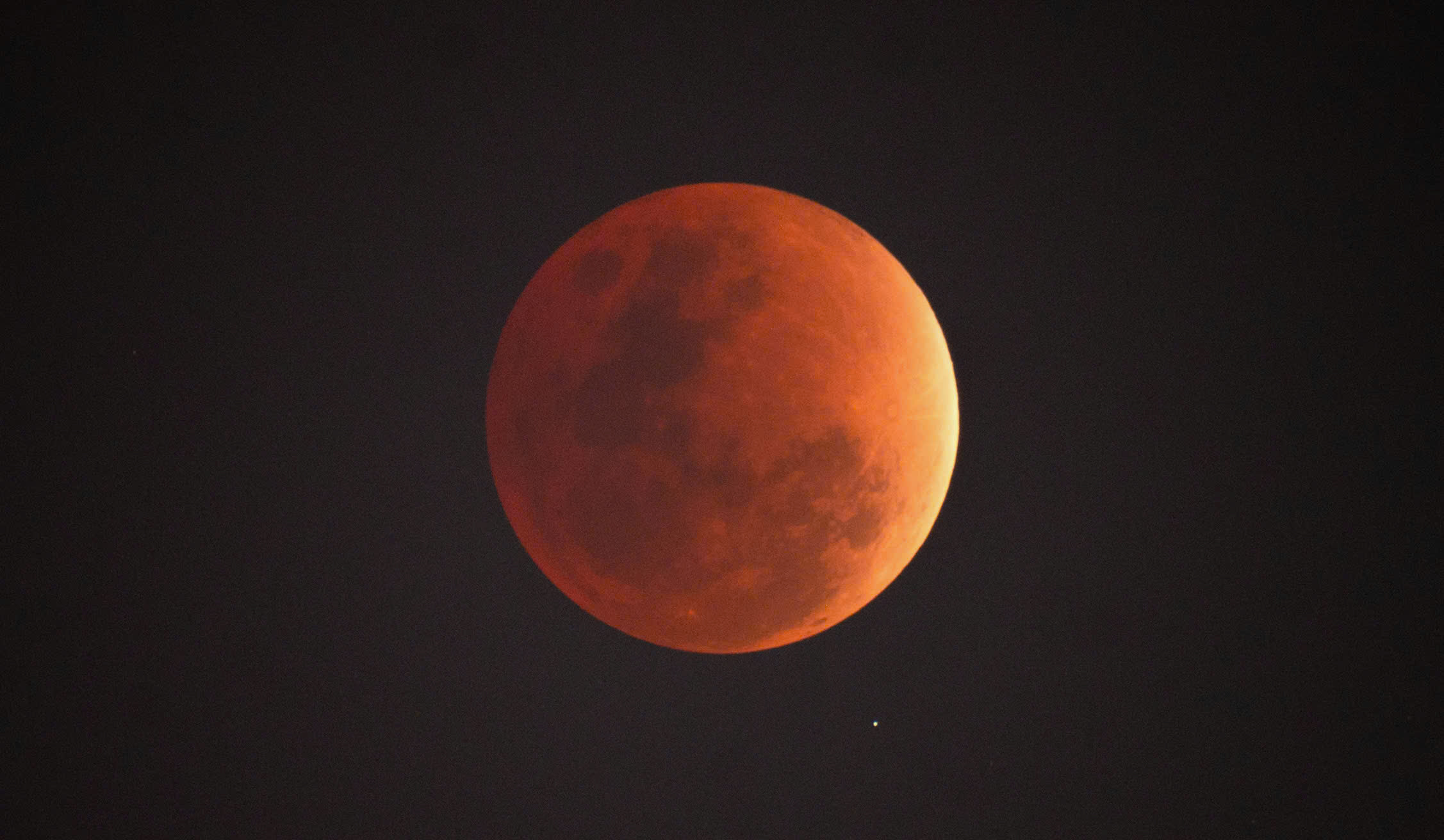 Tối nay 5.3, chi&ecirc;m ngưỡng ảnh chụp nguyệt thực ở TP.HCM đang g&acirc;y sốt mạng x&atilde; hội - Ảnh 2.