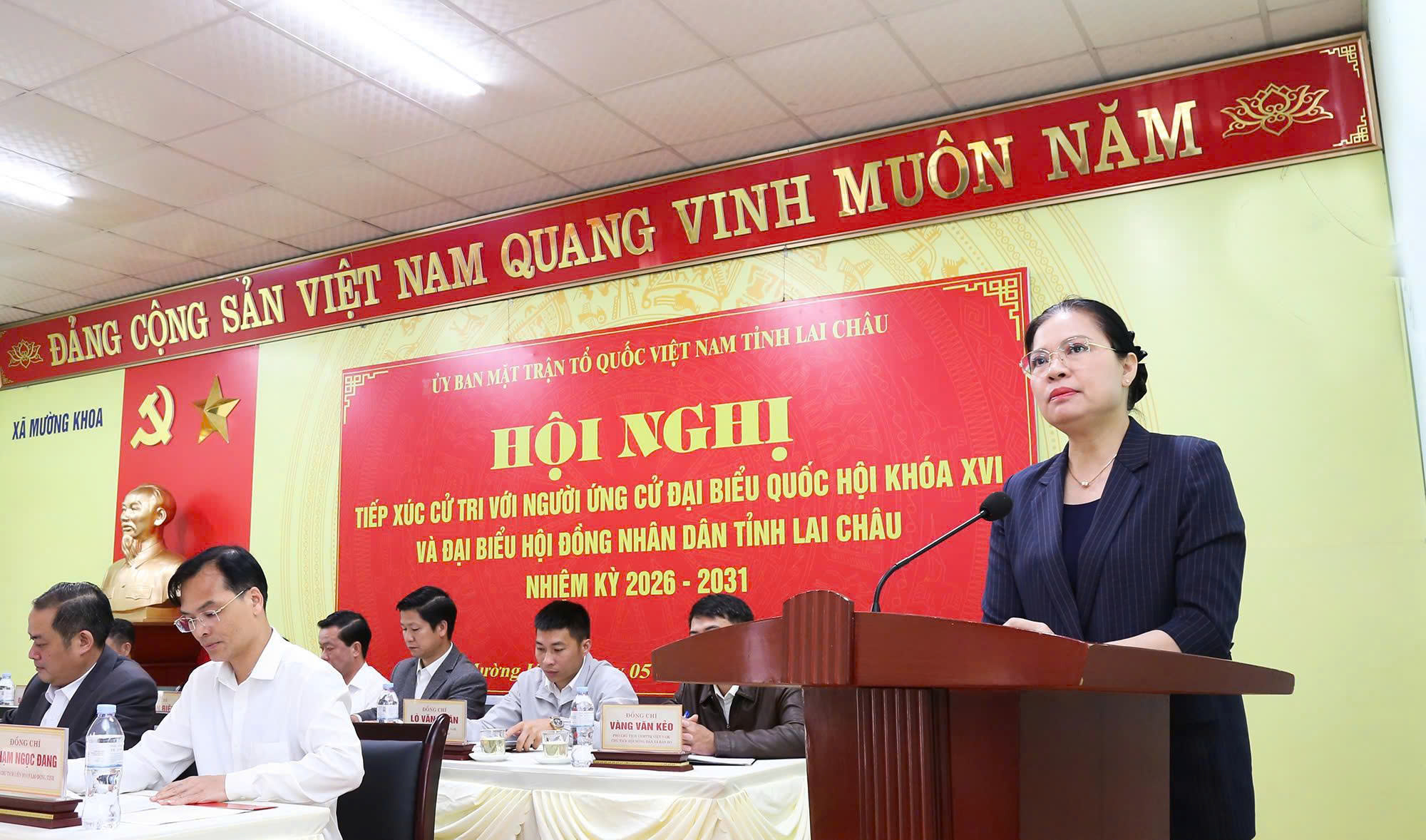 B&agrave; H&agrave; Thị Nga trả lời cử tri về 'n&uacute;t thắt' ph&aacute;t triển kinh tế - Ảnh 2.