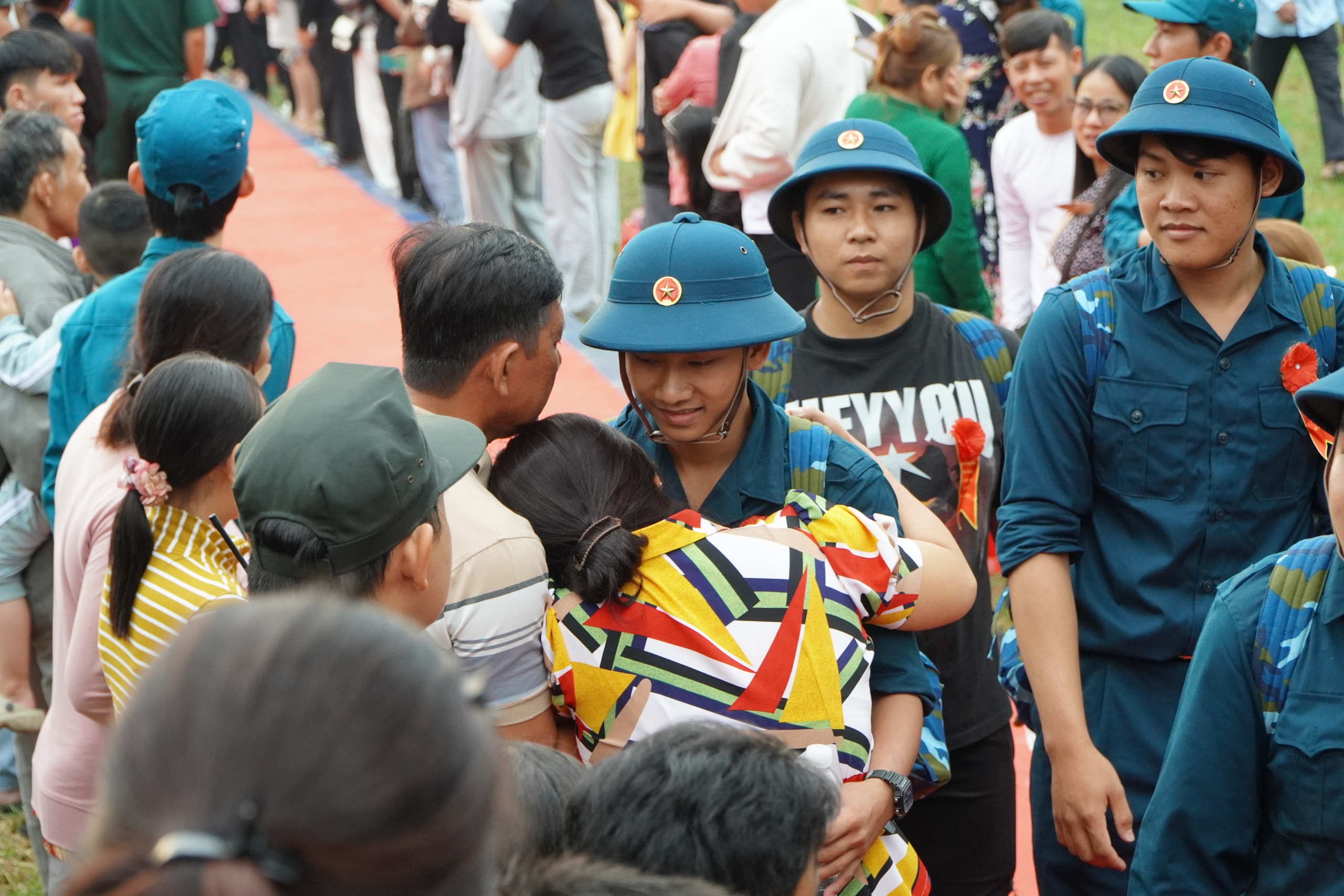 Vợ chồng U.60 cùng ‘khóc vì hạnh phúc’ khi tiễn con nhập ngũ - Ảnh 2.