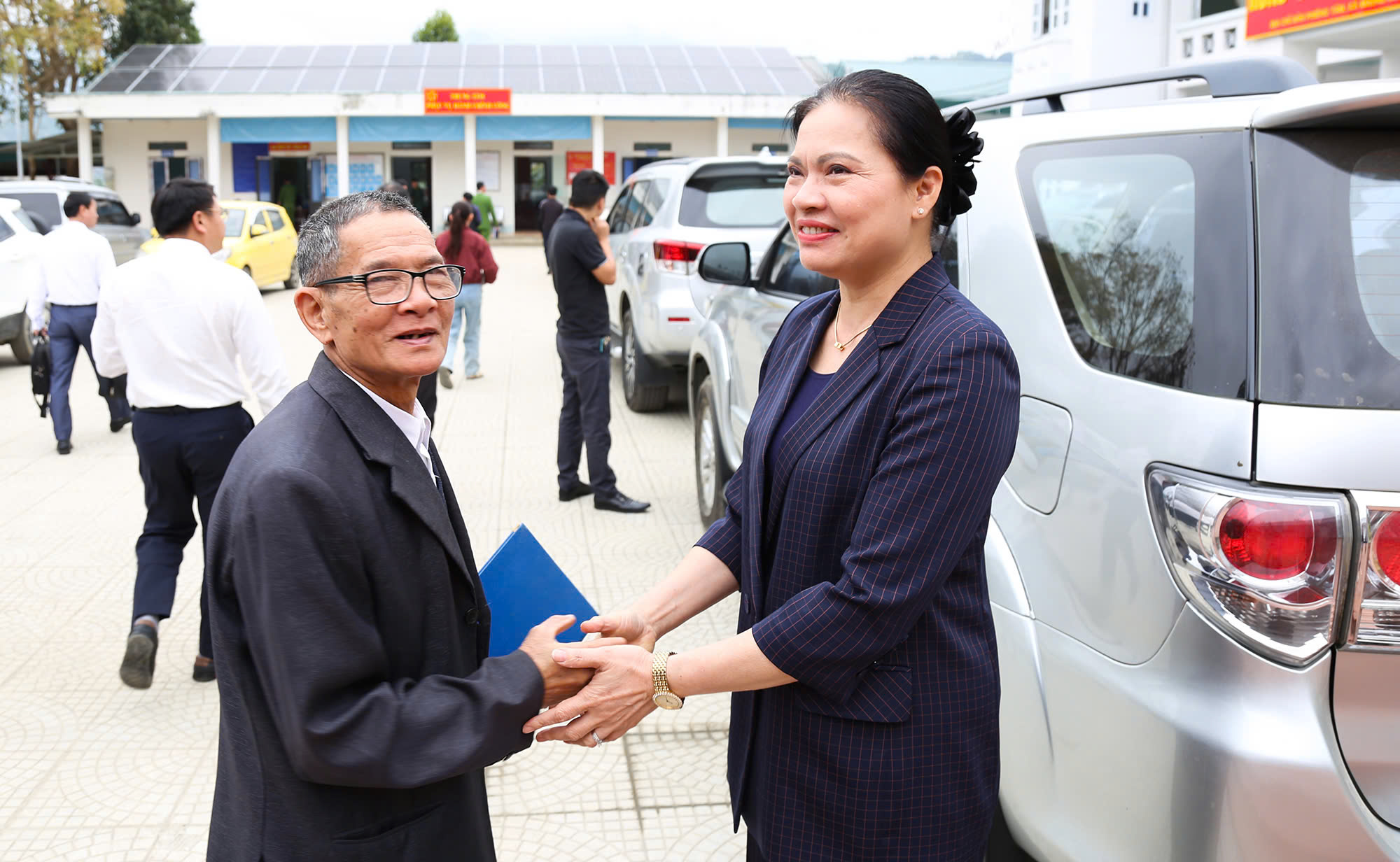 B&agrave; H&agrave; Thị Nga trả lời cử tri về 'n&uacute;t thắt' ph&aacute;t triển kinh tế - Ảnh 3.