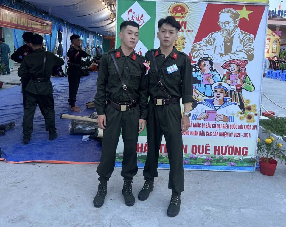Cặp song sinh đảng viên Hoàng Ca, Sơn Ca tình nguyện nhập ngũ - Ảnh 1.