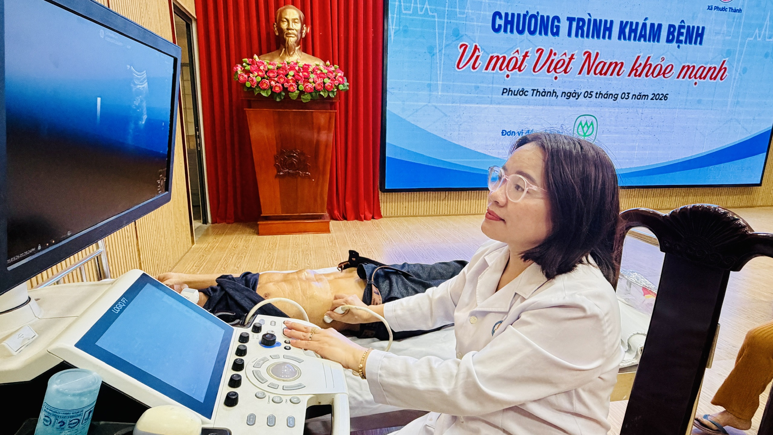 Th&aacute;ng Thanh ni&ecirc;n: T.Ư Đo&agrave;n phối hợp kh&aacute;m bệnh ph&aacute;t thuốc miễn ph&iacute; cho người d&acirc;n  - Ảnh 4.