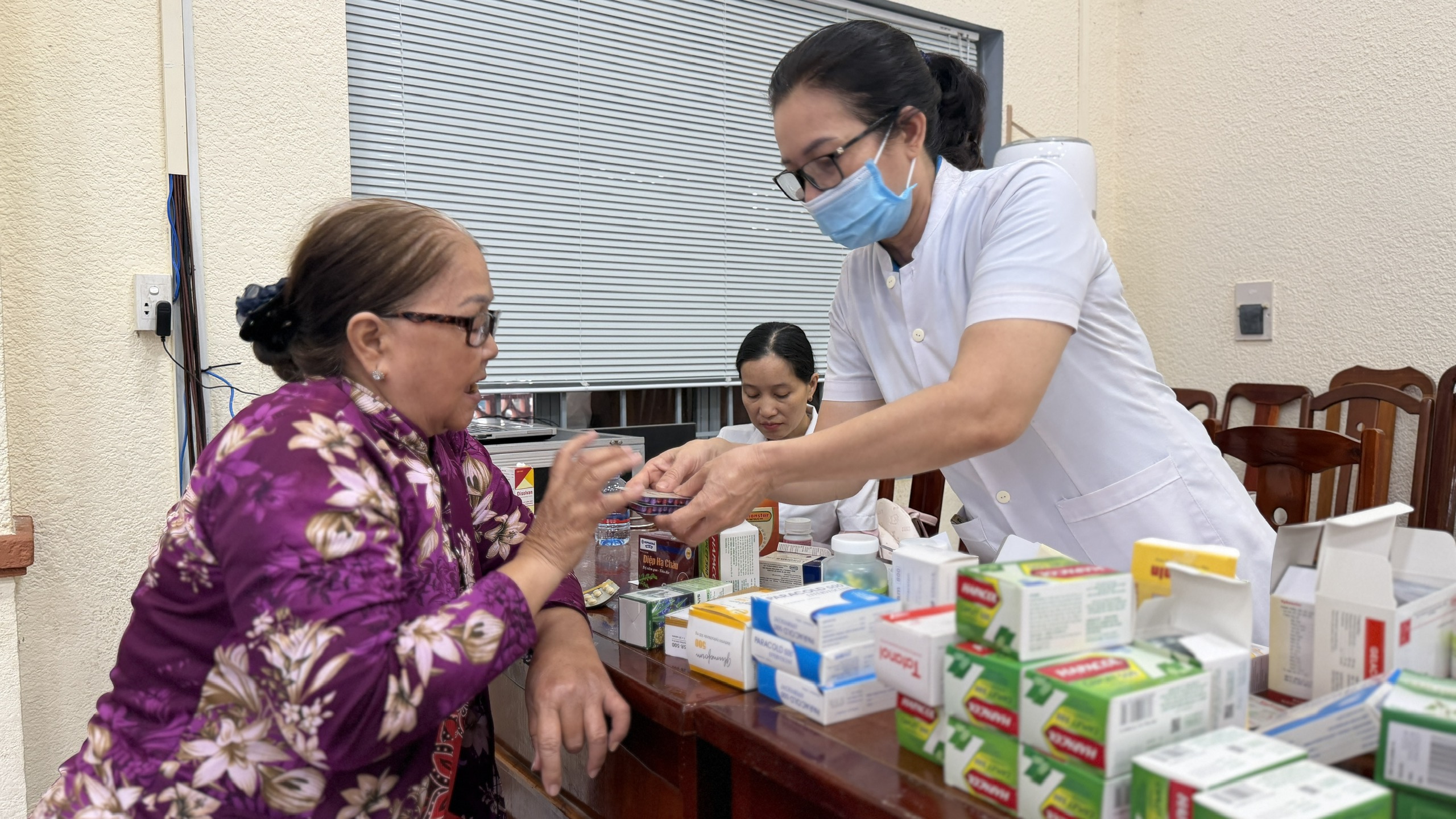 Th&aacute;ng Thanh ni&ecirc;n: T.Ư Đo&agrave;n phối hợp kh&aacute;m bệnh ph&aacute;t thuốc miễn ph&iacute; cho người d&acirc;n  - Ảnh 6.