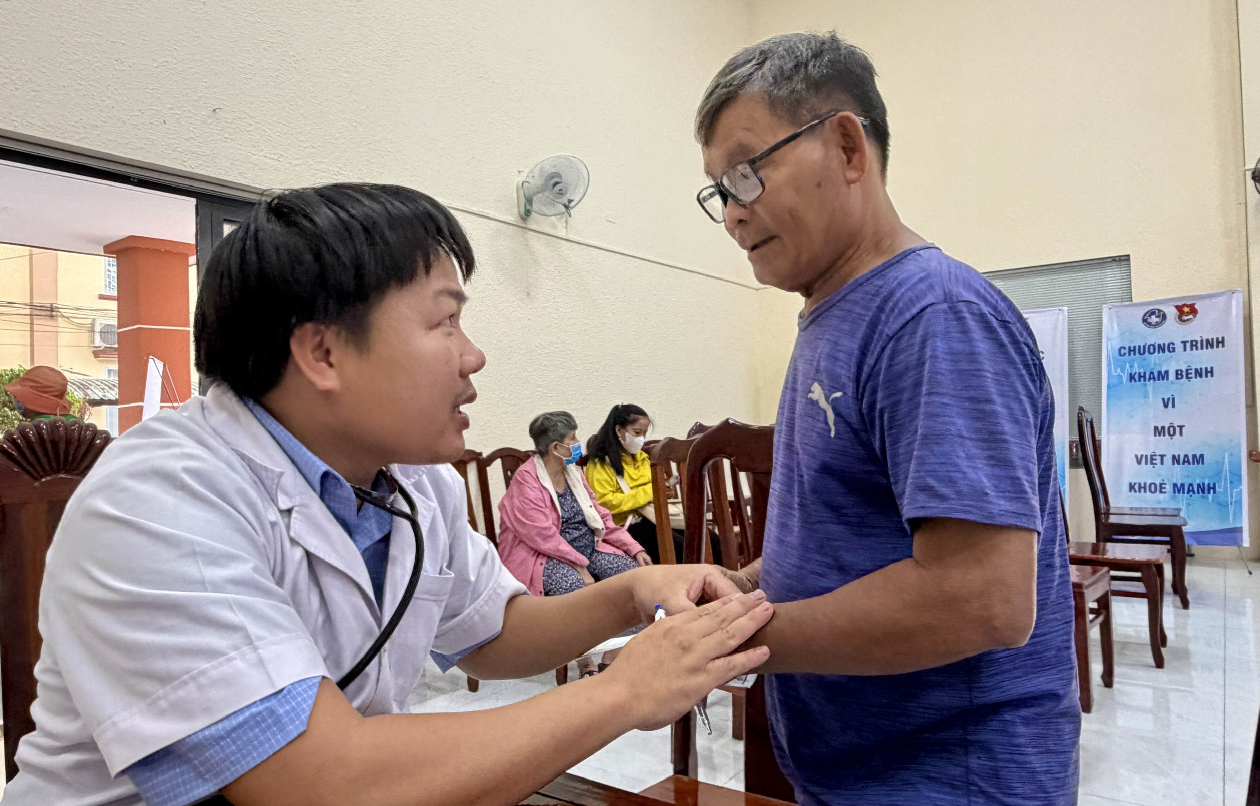 Th&aacute;ng Thanh ni&ecirc;n: T.Ư Đo&agrave;n phối hợp kh&aacute;m bệnh ph&aacute;t thuốc miễn ph&iacute; cho người d&acirc;n  - Ảnh 5.