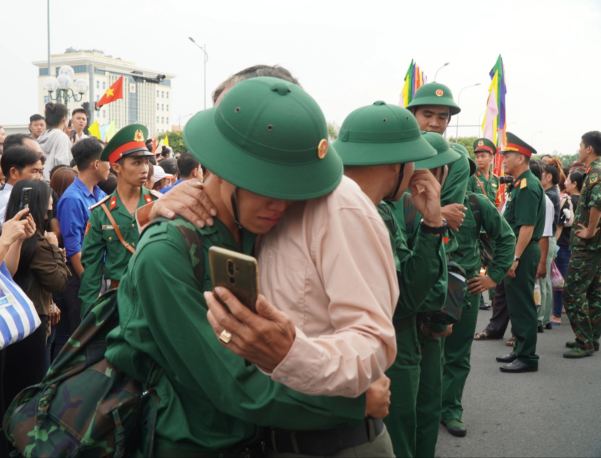 Khoảnh khắc xúc động hơn 4.400 tân binh ở Vĩnh Long lên đường nhập ngũ- Ảnh 13.