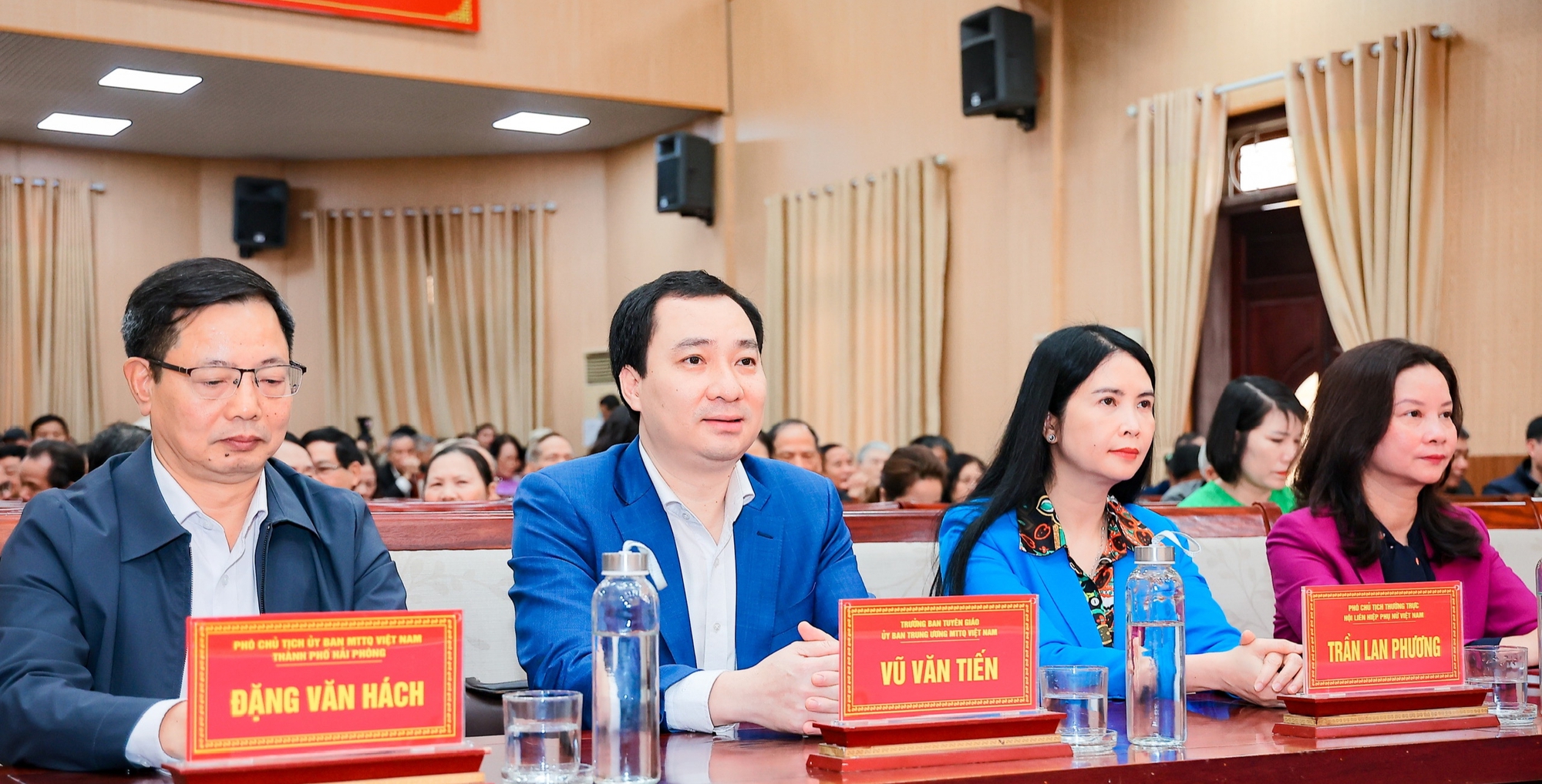 &Ocirc;ng Vũ Văn Tiến tiếp x&uacute;c cử tri tại Hải Ph&ograve;ng - Ảnh 2.