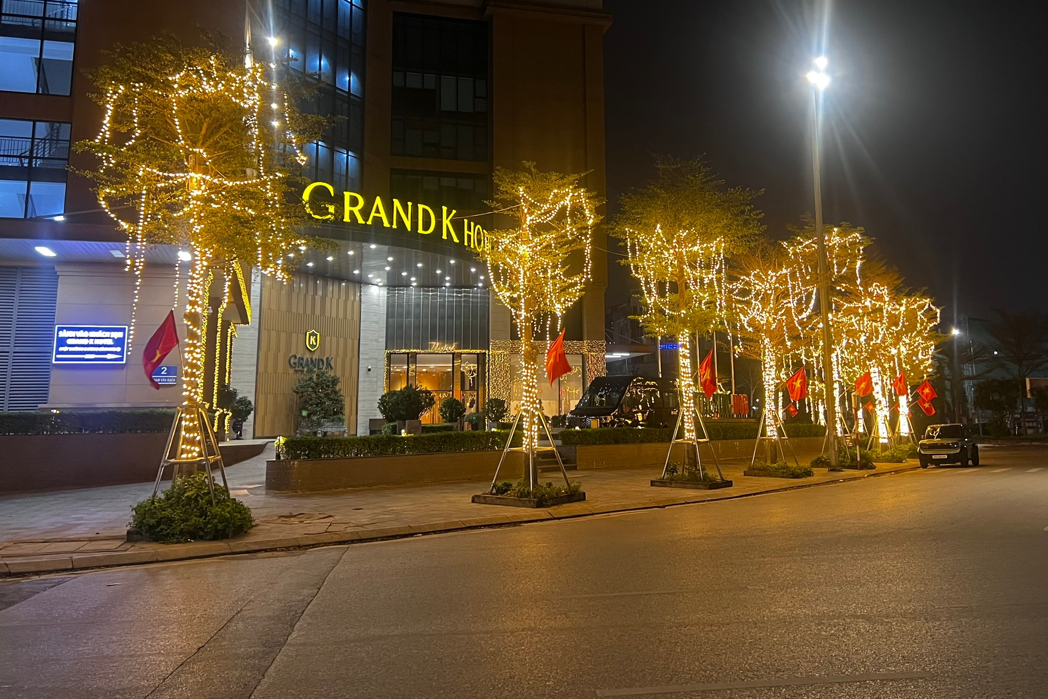 Thực trạng c&acirc;y xanh 'g&aacute;nh' đ&egrave;n trang tr&iacute;, biển hiệu ở H&agrave; Nội- Ảnh 6.