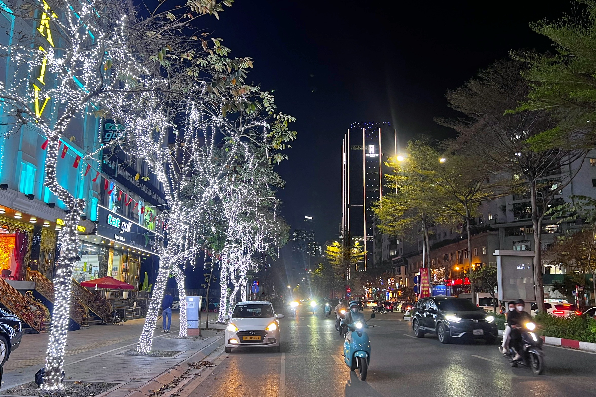 Thực trạng c&acirc;y xanh 'g&aacute;nh' đ&egrave;n trang tr&iacute;, biển hiệu ở H&agrave; Nội- Ảnh 7.