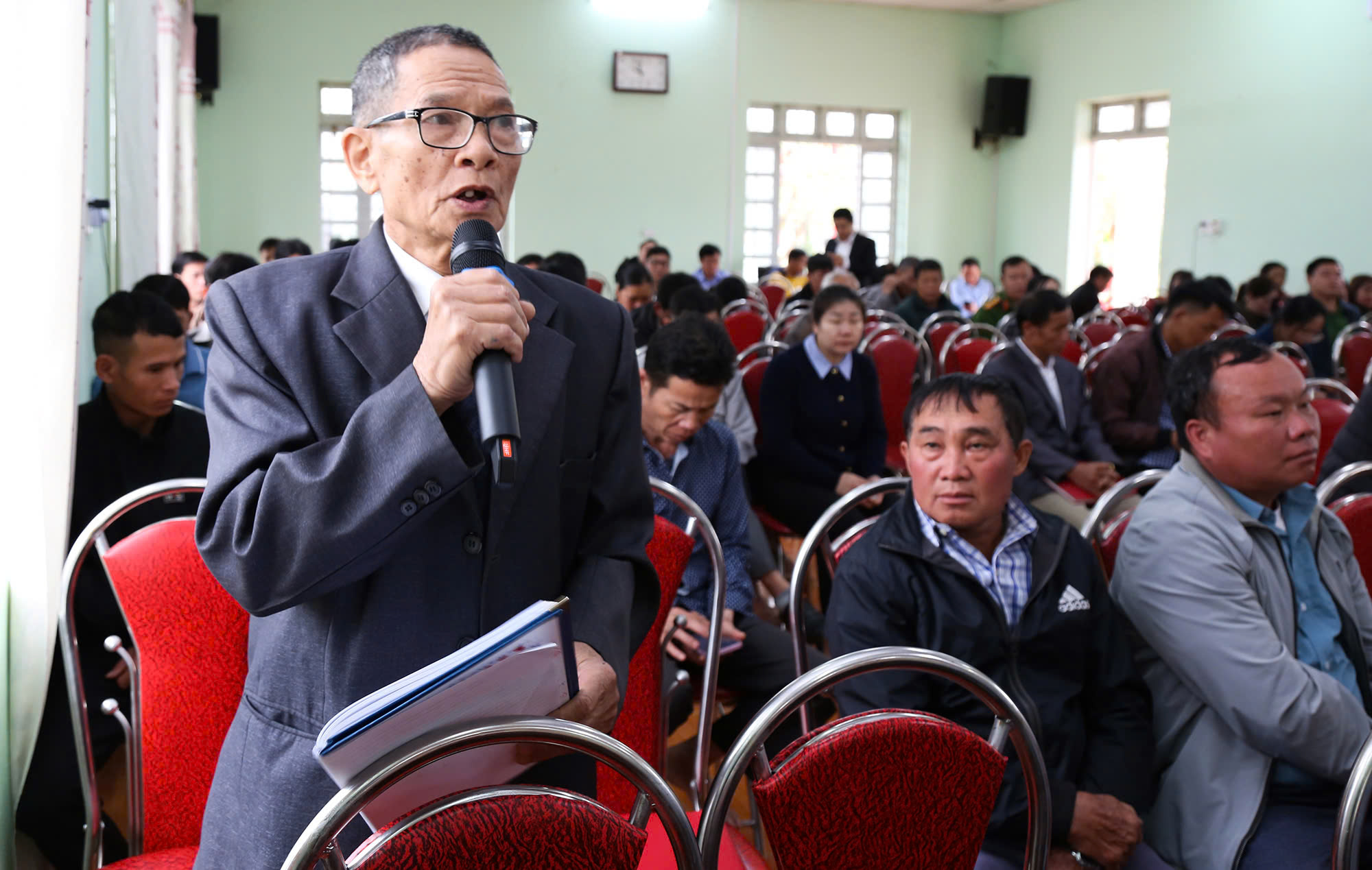 B&agrave; H&agrave; Thị Nga trả lời cử tri về 'n&uacute;t thắt' ph&aacute;t triển kinh tế - Ảnh 1.