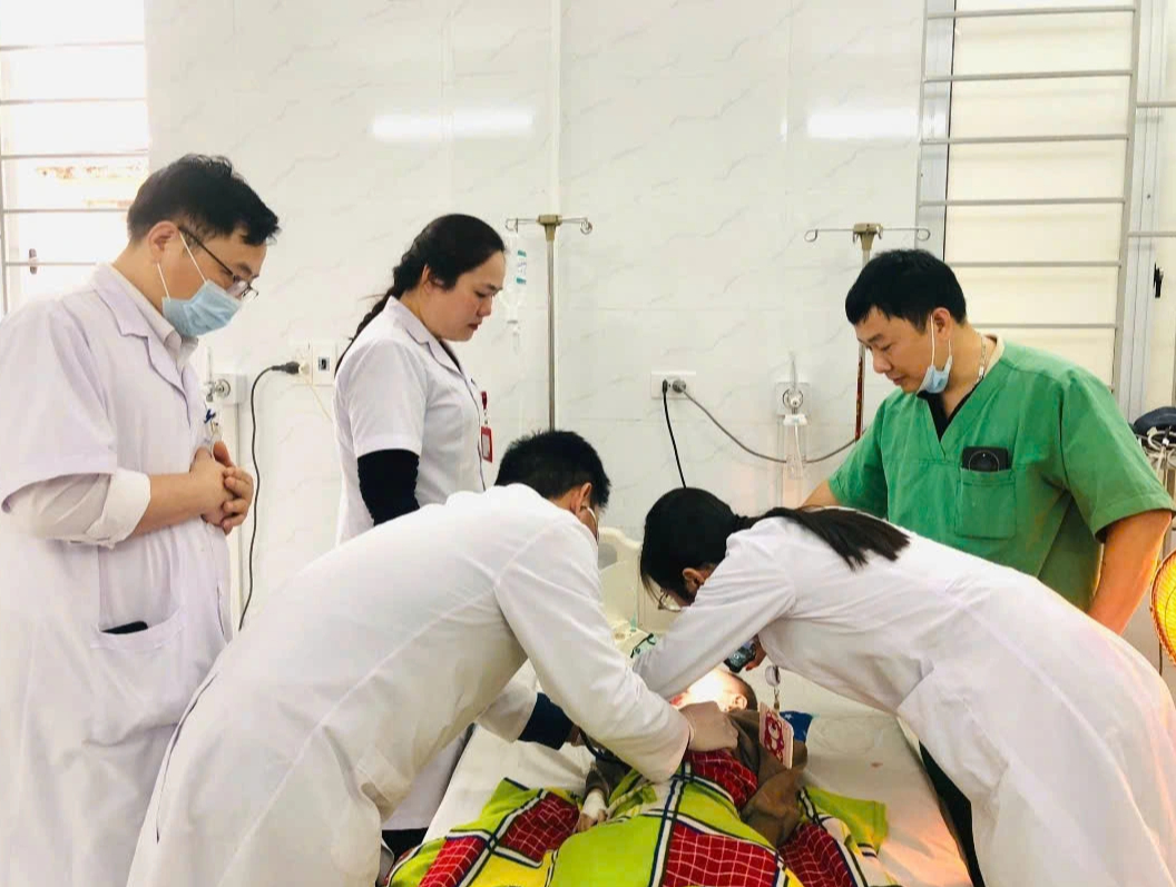 Cứu sống bé trai 27 tháng tuổi ngưng thở vì bị hóc hạt nhãn - Ảnh 1.