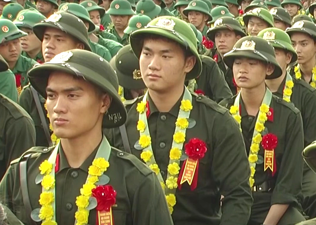 Thứ trưởng Bộ Quốc phòng Nguyễn Văn Gấu chúc mừng thanh niên lên đường nhập ngũ - Ảnh 4.