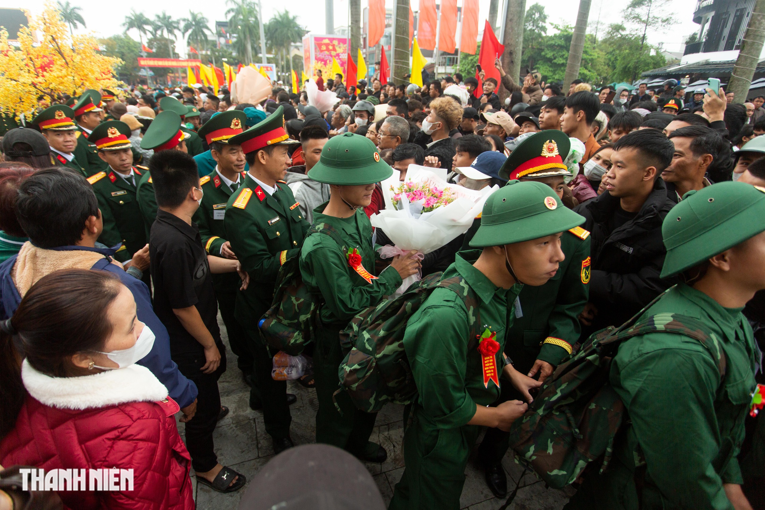 Người d&acirc;n Quảng Trị đội mưa tiễn t&acirc;n binh l&ecirc;n đường nhập ngũ- Ảnh 9.