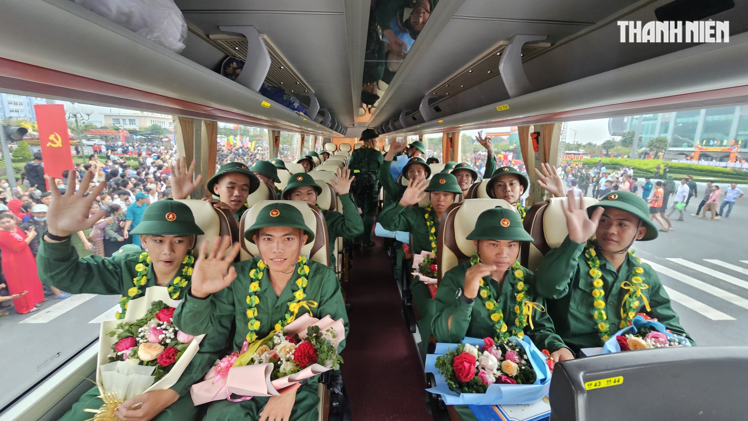 Khoảnh khắc xúc động hơn 4.400 tân binh ở Vĩnh Long lên đường nhập ngũ- Ảnh 14.