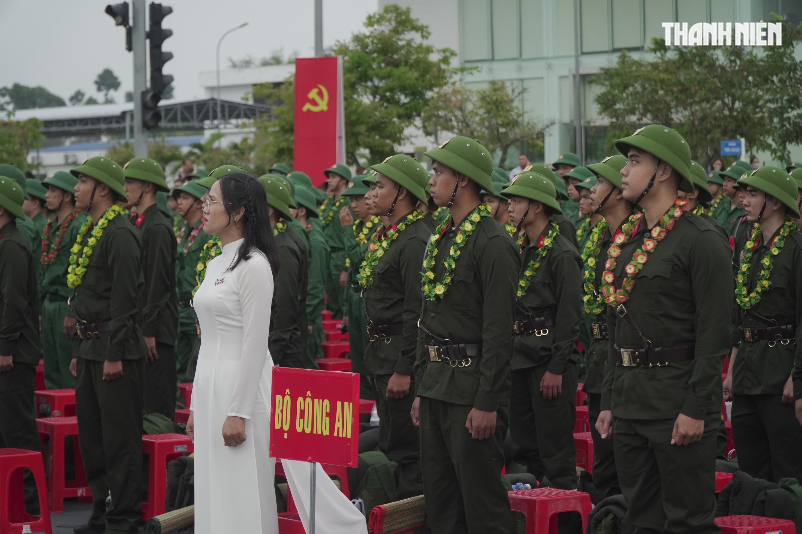 Khoảnh khắc xúc động hơn 4.400 tân binh ở Vĩnh Long lên đường nhập ngũ- Ảnh 2.