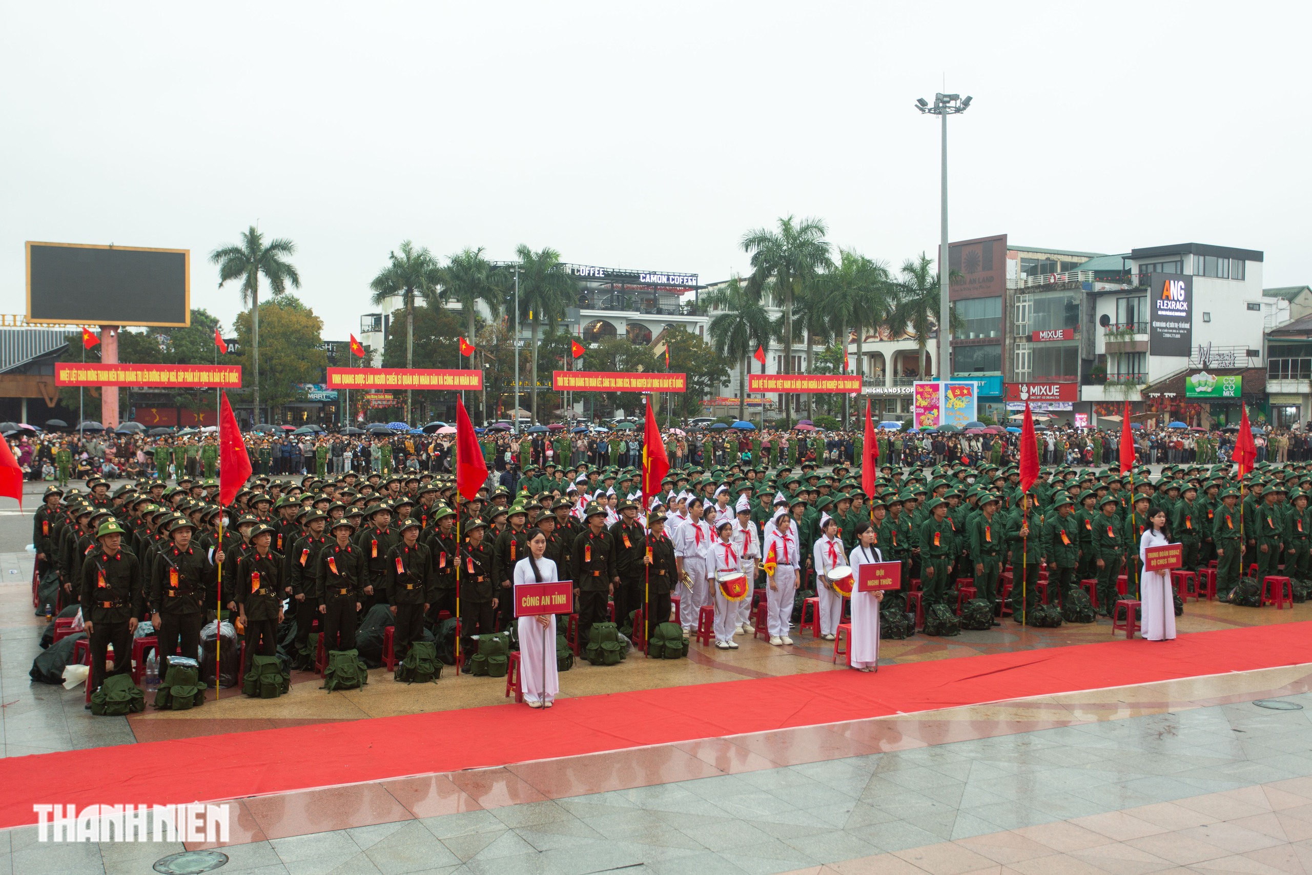 Người d&acirc;n Quảng Trị đội mưa tiễn t&acirc;n binh l&ecirc;n đường nhập ngũ- Ảnh 1.