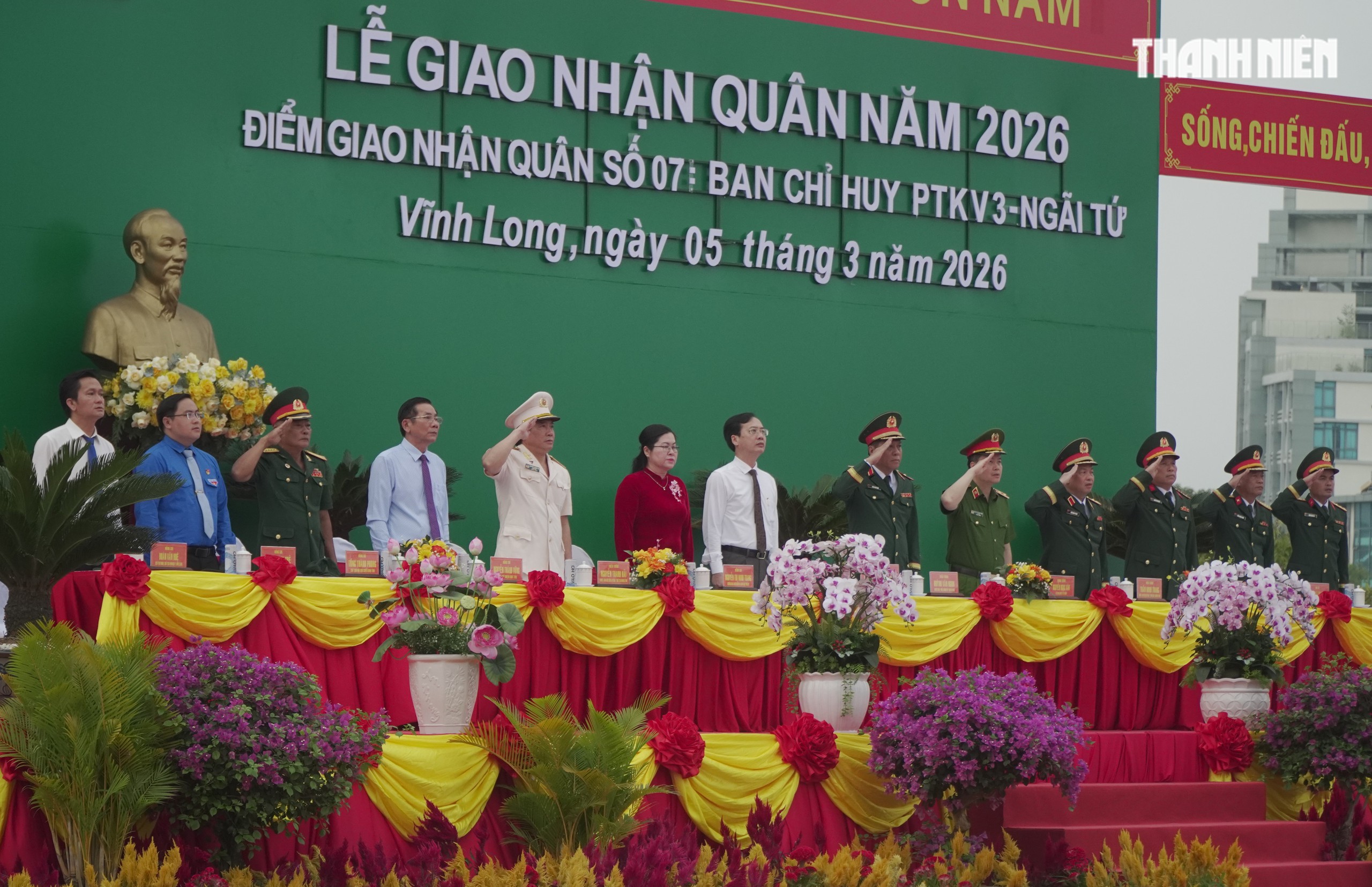 Khoảnh khắc xúc động hơn 4.400 tân binh ở Vĩnh Long lên đường nhập ngũ- Ảnh 1.