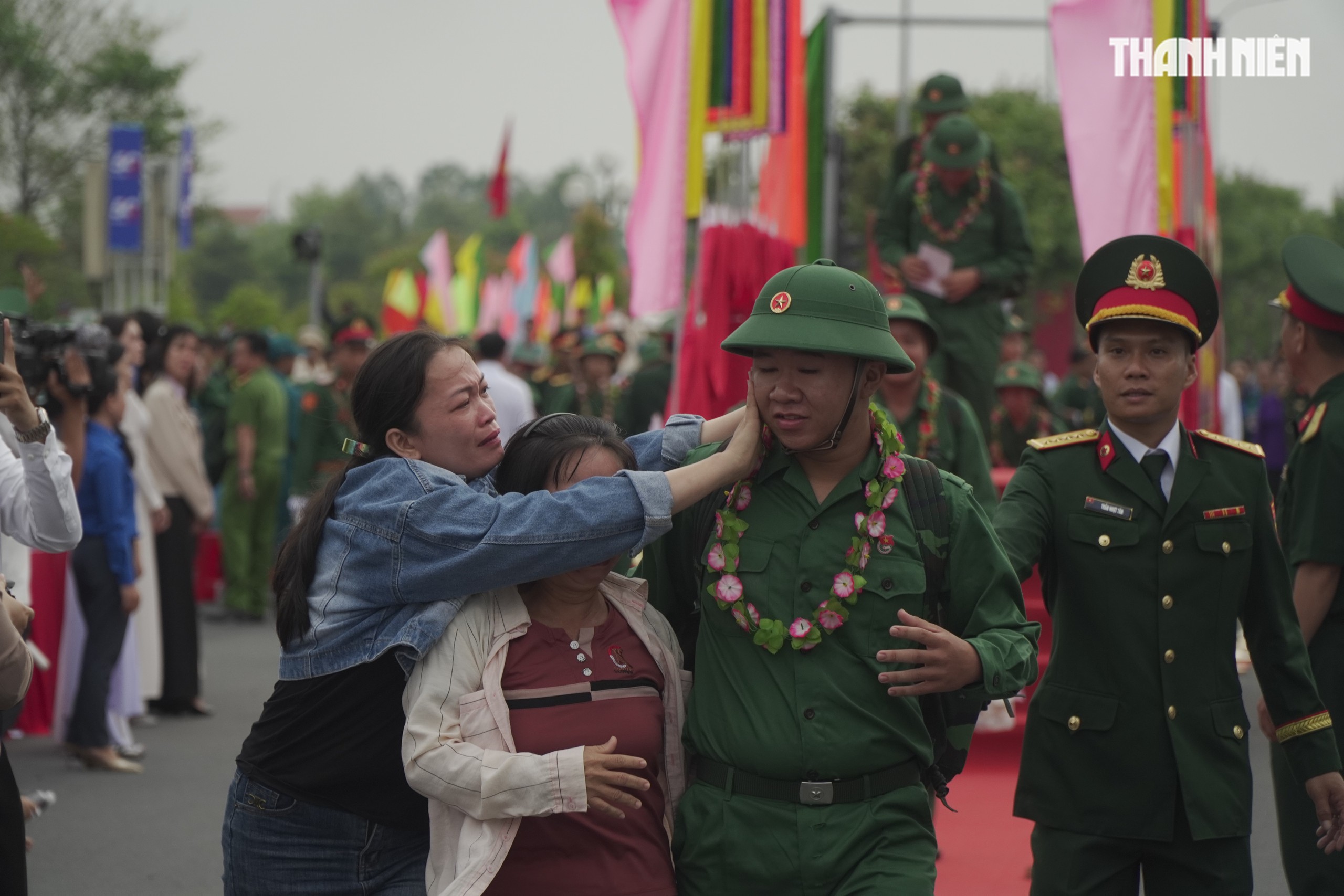 Khoảnh khắc xúc động hơn 4.400 tân binh ở Vĩnh Long lên đường nhập ngũ- Ảnh 7.