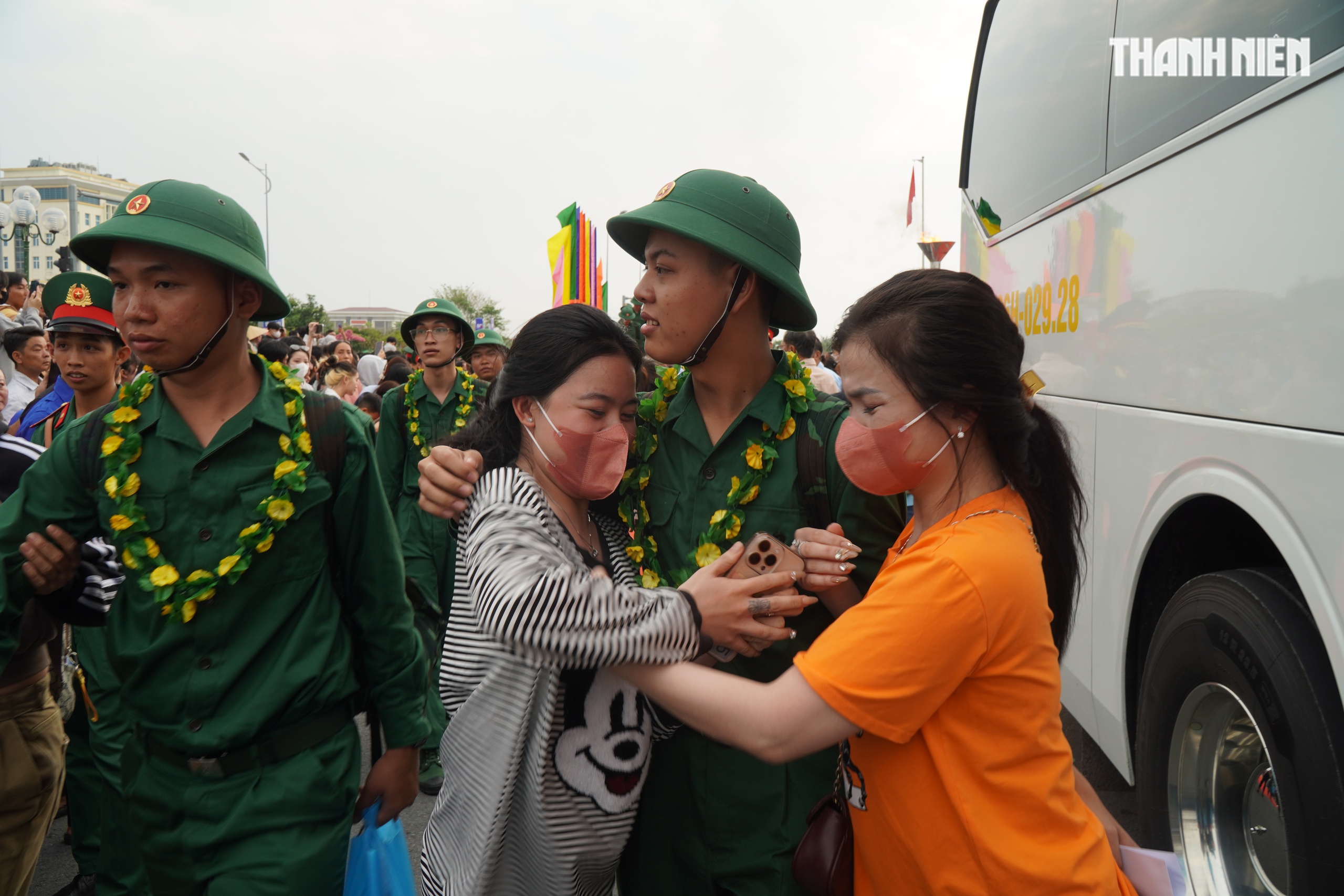 Khoảnh khắc xúc động hơn 4.400 tân binh ở Vĩnh Long lên đường nhập ngũ- Ảnh 12.