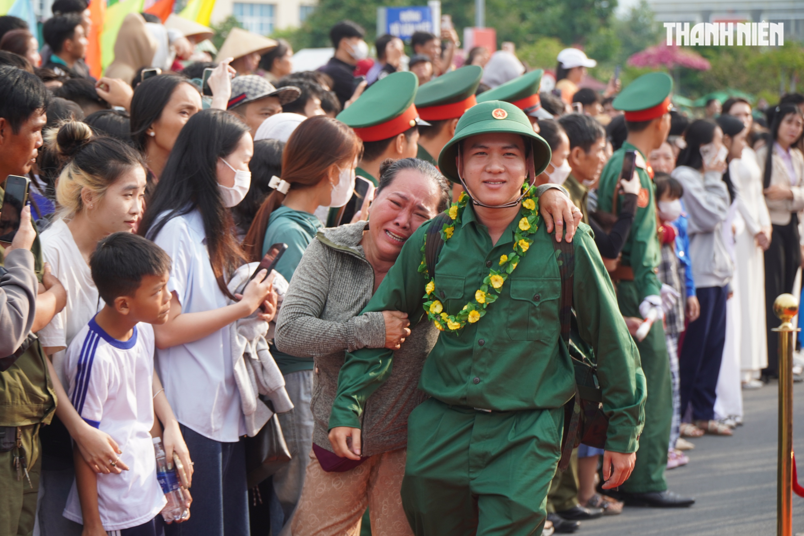 Khoảnh khắc xúc động hơn 4.400 tân binh ở Vĩnh Long lên đường nhập ngũ- Ảnh 10.