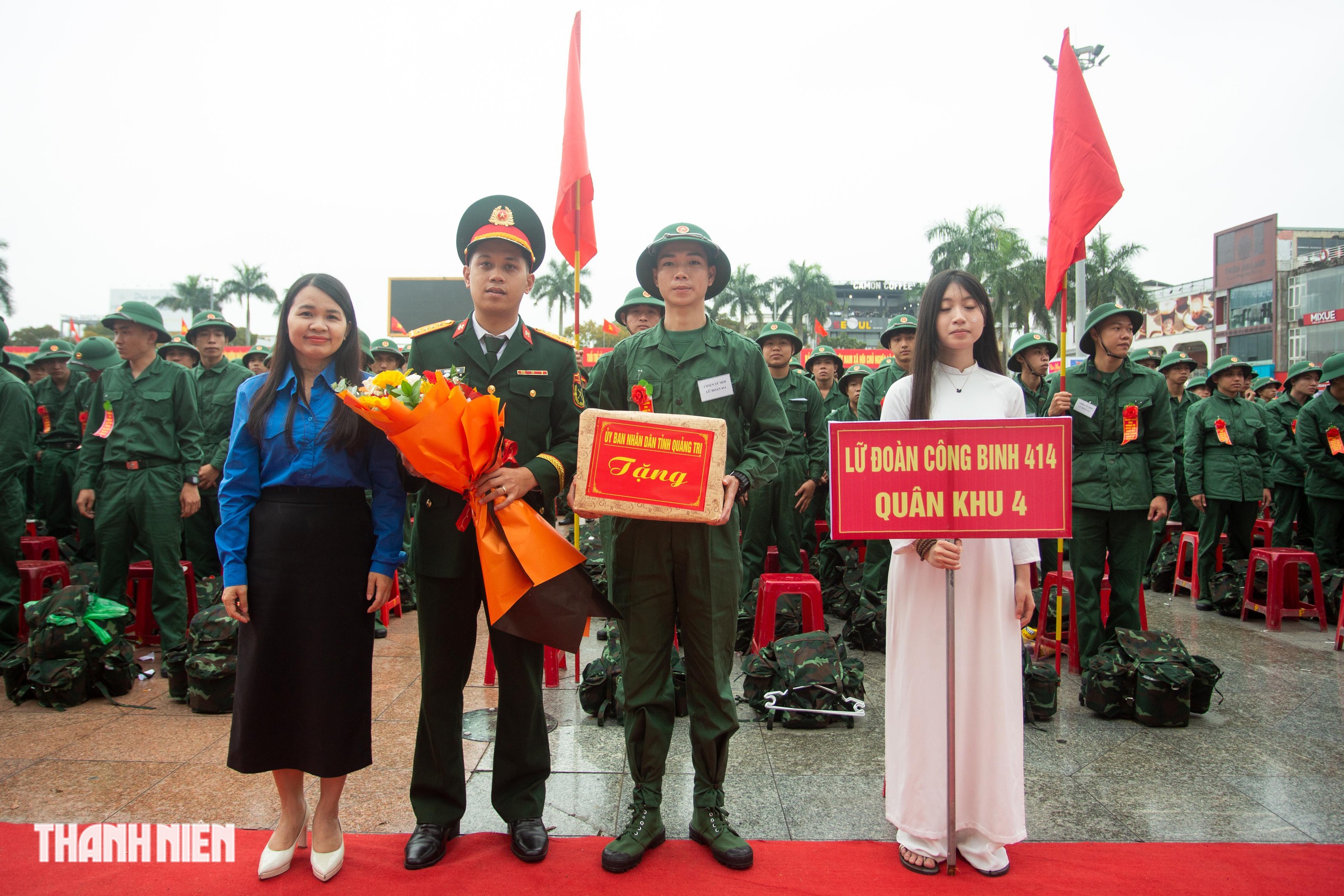 Người d&acirc;n Quảng Trị đội mưa tiễn t&acirc;n binh l&ecirc;n đường nhập ngũ- Ảnh 6.