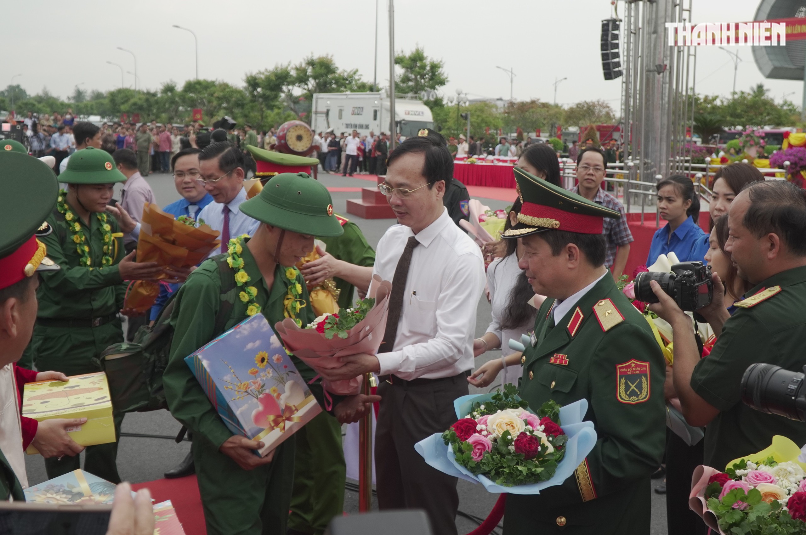 Khoảnh khắc xúc động hơn 4.400 tân binh ở Vĩnh Long lên đường nhập ngũ- Ảnh 5.