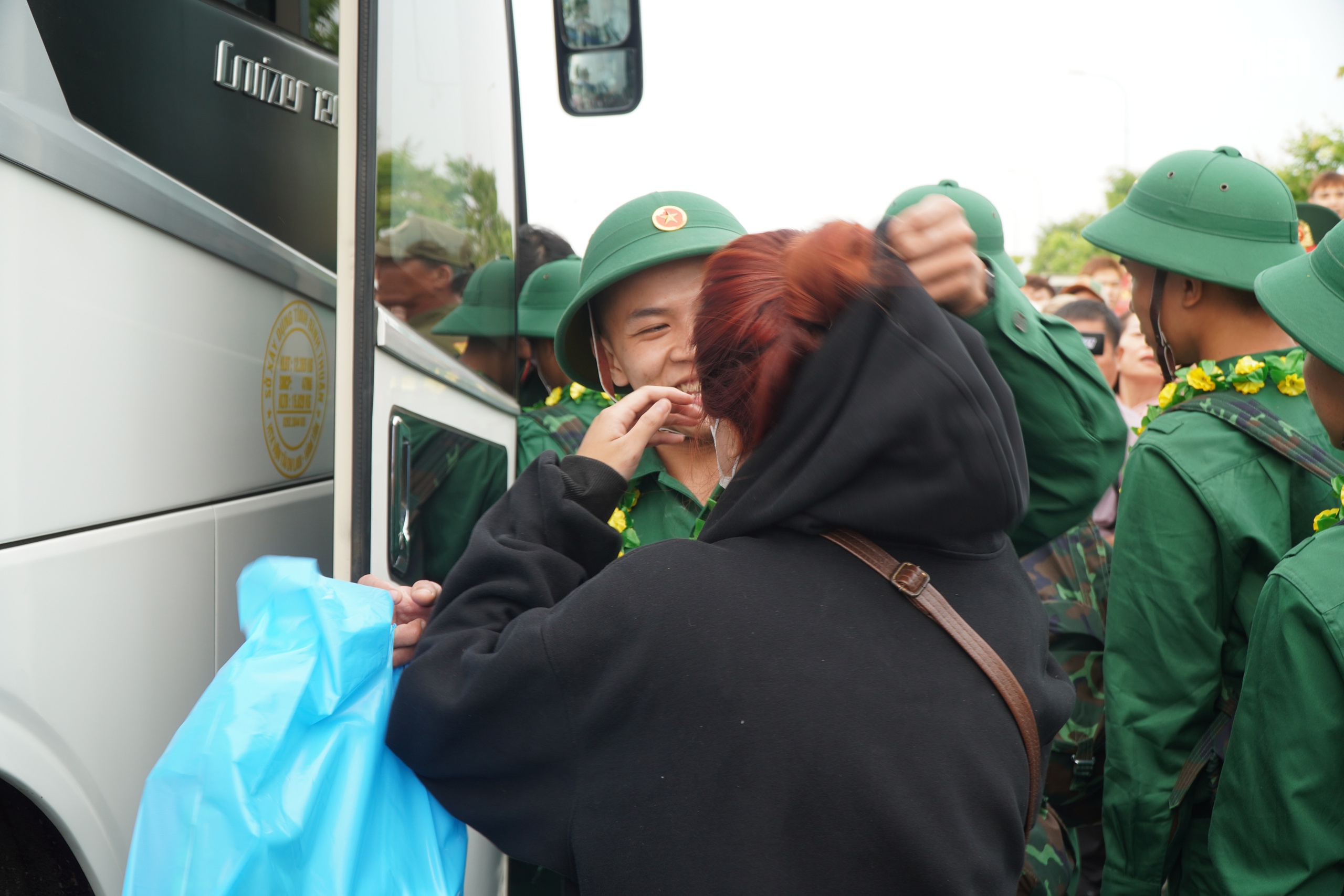 Khoảnh khắc xúc động hơn 4.400 tân binh ở Vĩnh Long lên đường nhập ngũ- Ảnh 11.