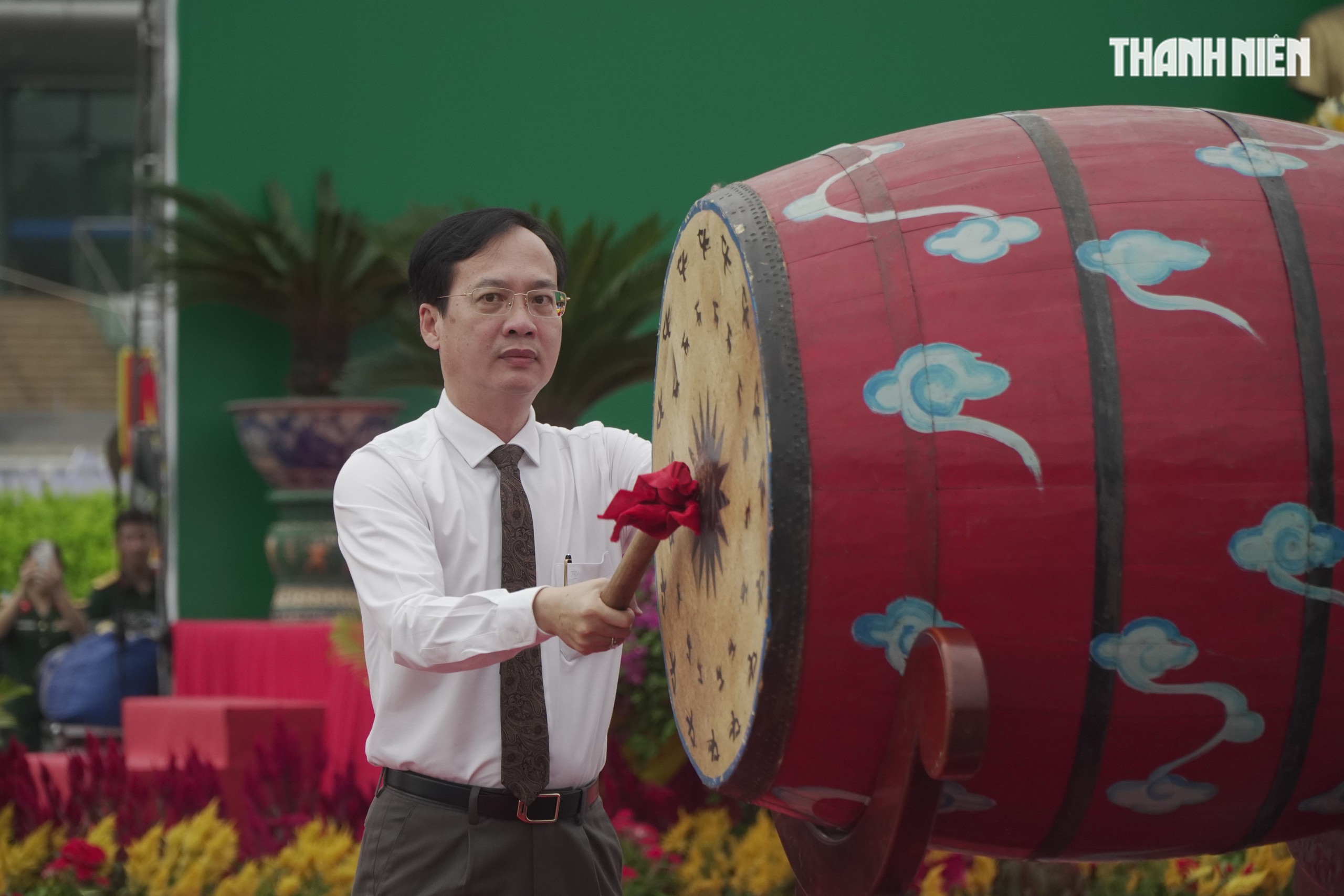 Khoảnh khắc xúc động hơn 4.400 tân binh ở Vĩnh Long lên đường nhập ngũ- Ảnh 3.