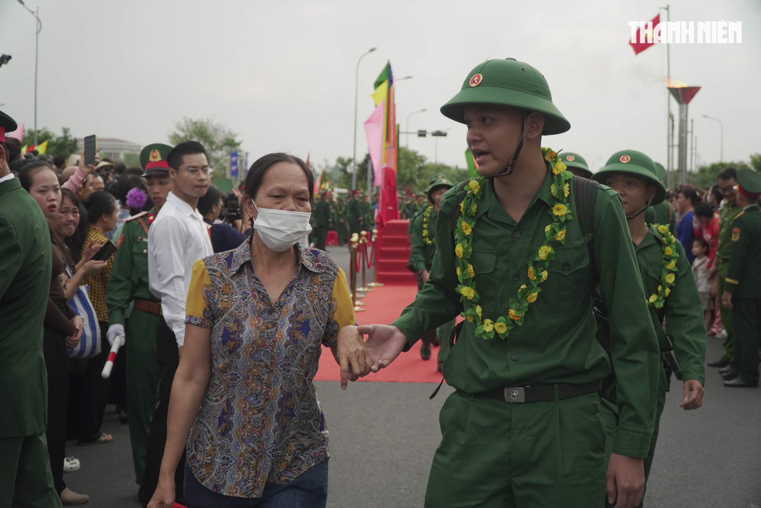 Khoảnh khắc xúc động hơn 4.400 tân binh ở Vĩnh Long lên đường nhập ngũ- Ảnh 8.