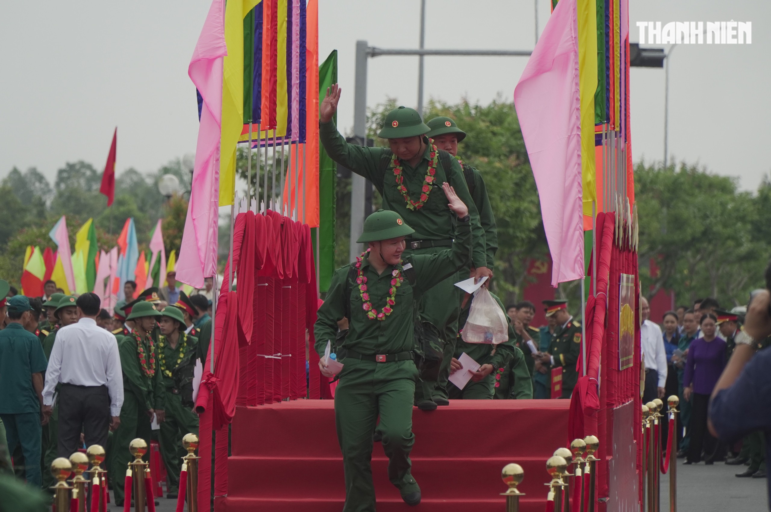 Khoảnh khắc xúc động hơn 4.400 tân binh ở Vĩnh Long lên đường nhập ngũ- Ảnh 6.