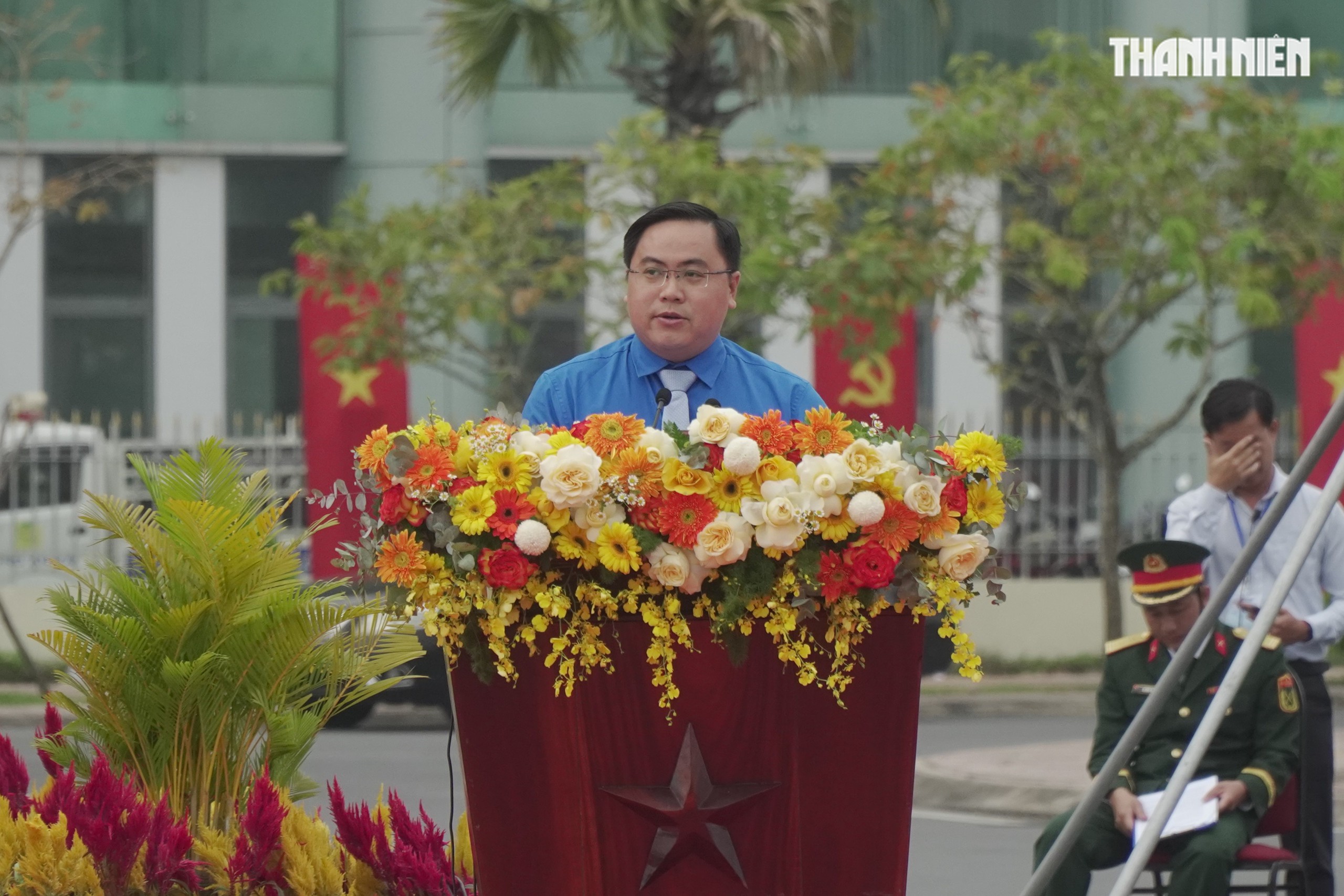 Khoảnh khắc xúc động hơn 4.400 tân binh ở Vĩnh Long lên đường nhập ngũ- Ảnh 4.