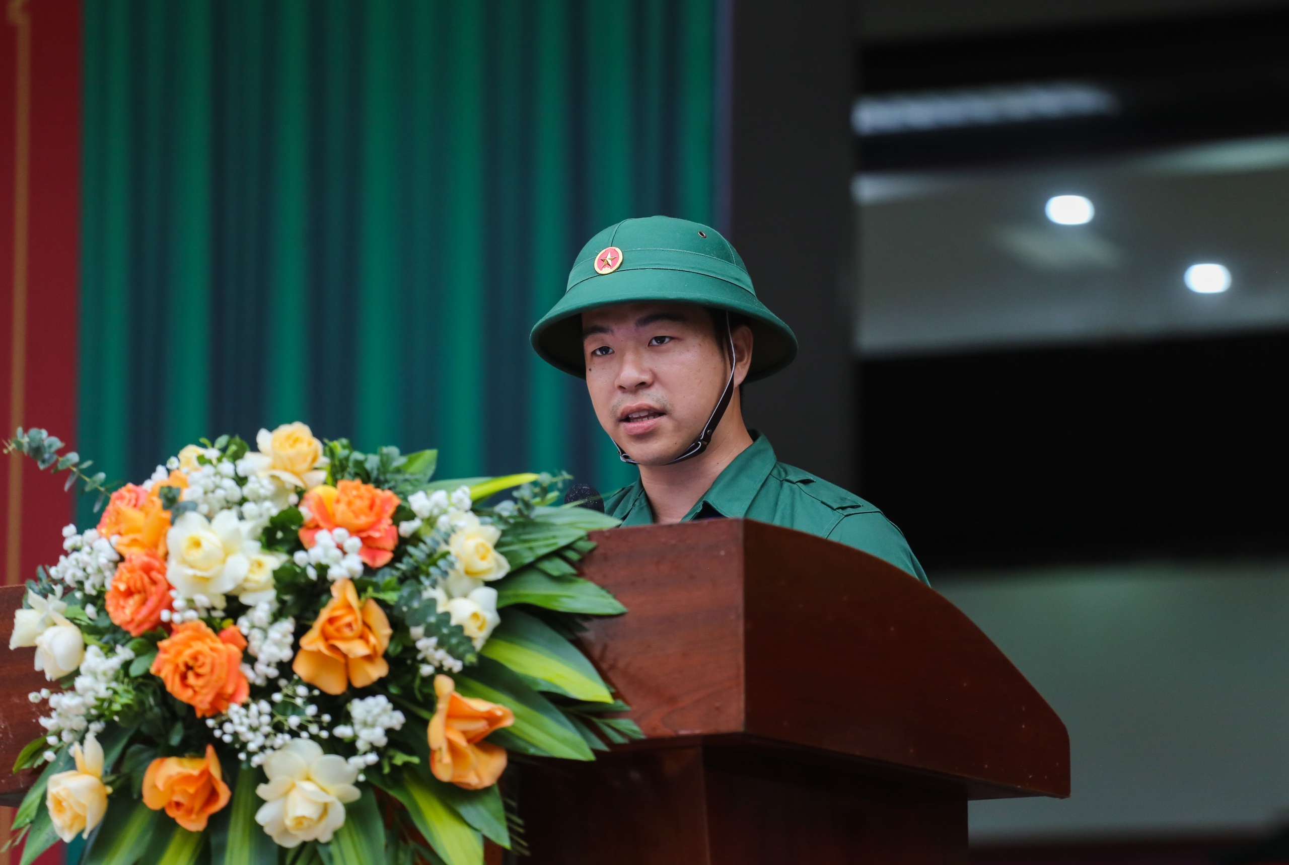 Kỹ sư x&acirc;y dựng g&aacute;c lại c&ocirc;ng việc, hăng h&aacute;i l&ecirc;n đường nhập ngũ- Ảnh 2.