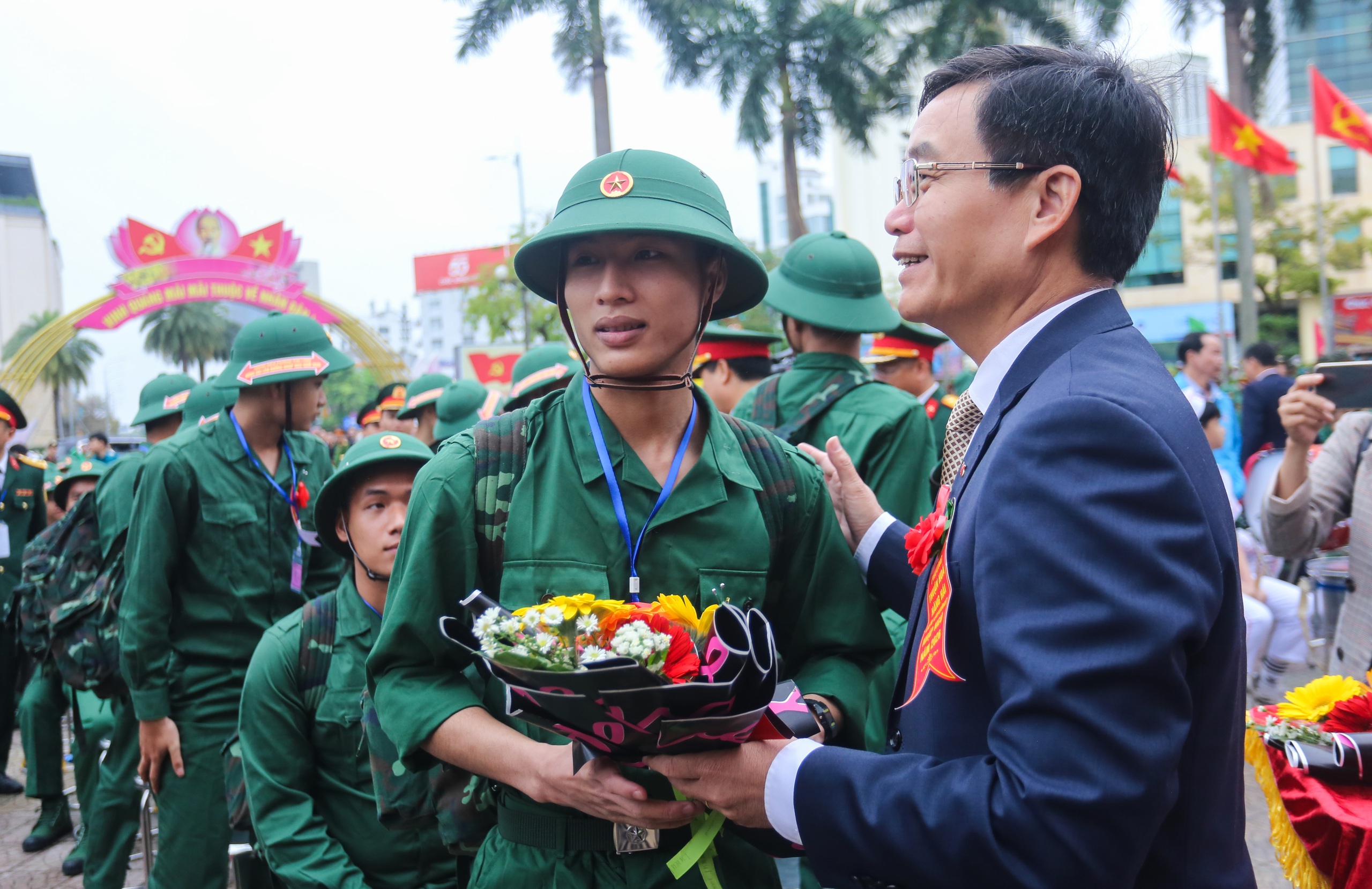 Kỹ sư x&acirc;y dựng g&aacute;c lại c&ocirc;ng việc, hăng h&aacute;i l&ecirc;n đường nhập ngũ- Ảnh 4.